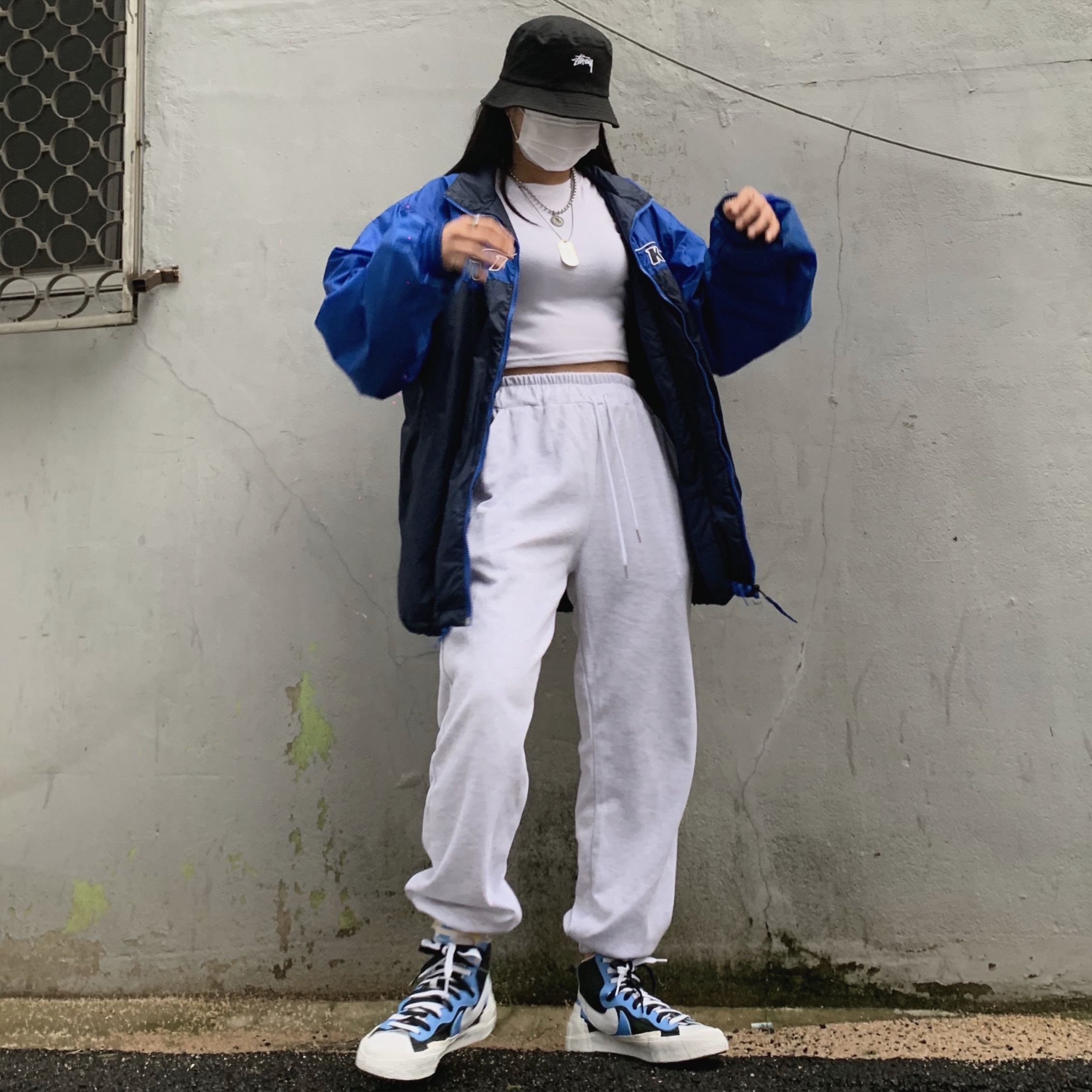 Nike x Sacai Blazer Mid White Black Legend Blue 착용 스타일 - 3