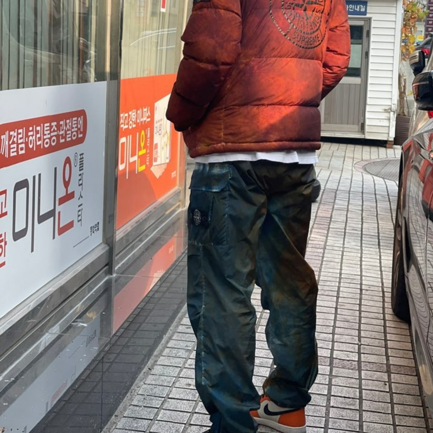 (W) Jordan 4 x Off-White Retro SP Sail, Supreme x Stone Island Painted Camo Crinkle Down Jacket Coral - 20FW 착용 스타일 - 2