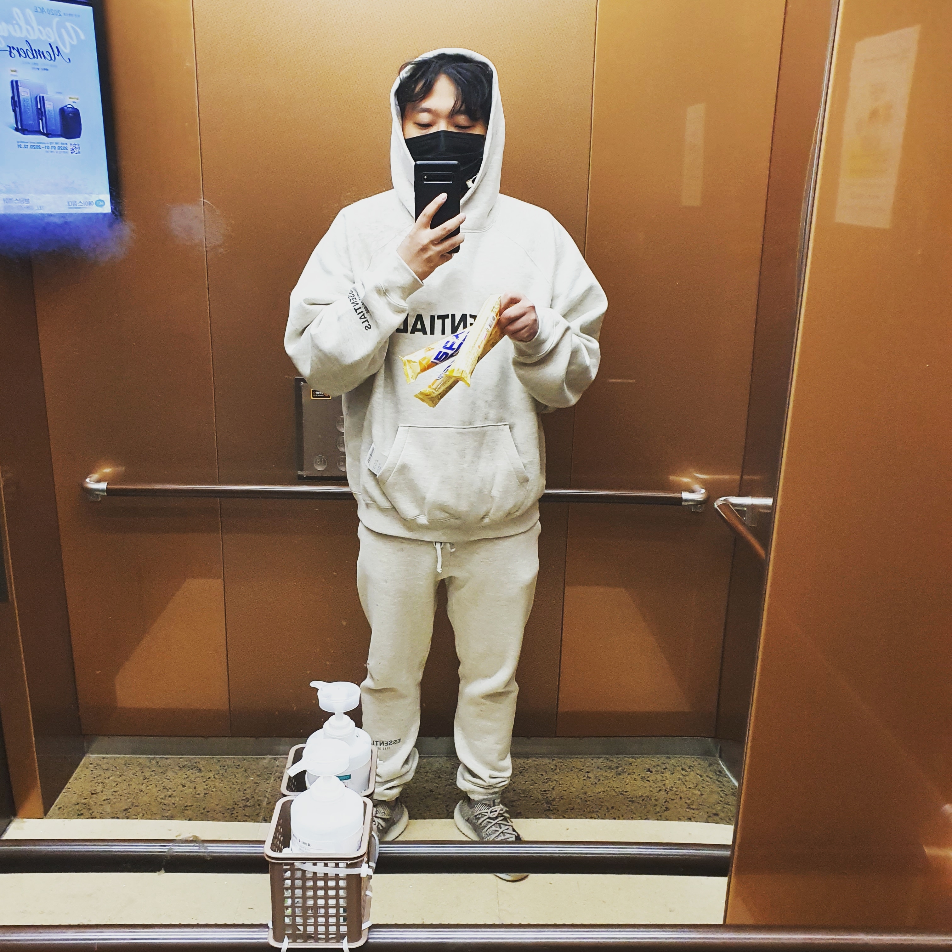 Essentials 3D Silicon Applique Pullover Hoodie Alfafa Sage - 20FW, Essentials Track Pants Alfafa Sage - 20FW 착용 스타일