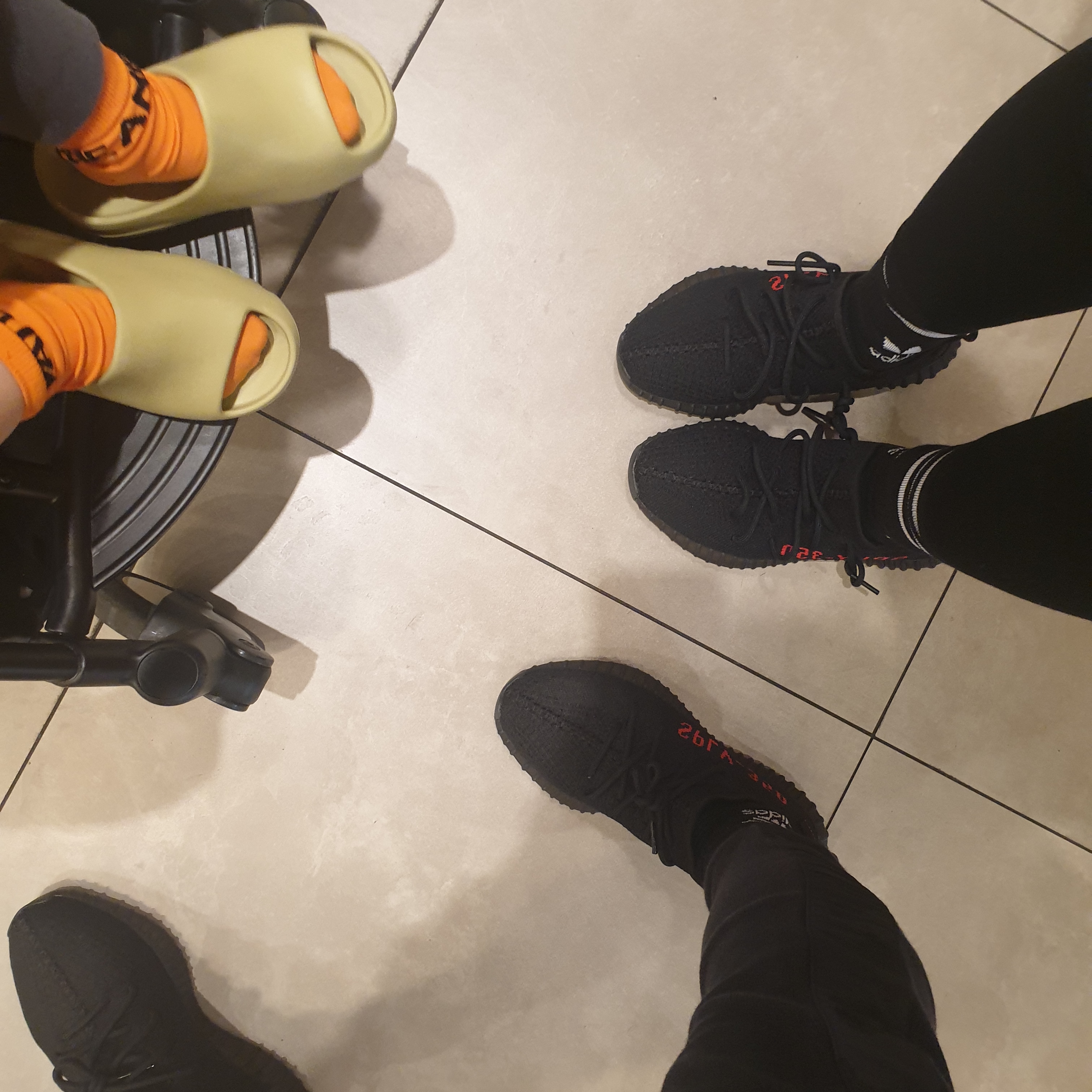 Adidas Yeezy Boost 350 V2 Black Red 2020, Nike x Sacai LDWaffle Blue Multi 착용 스타일 - 2