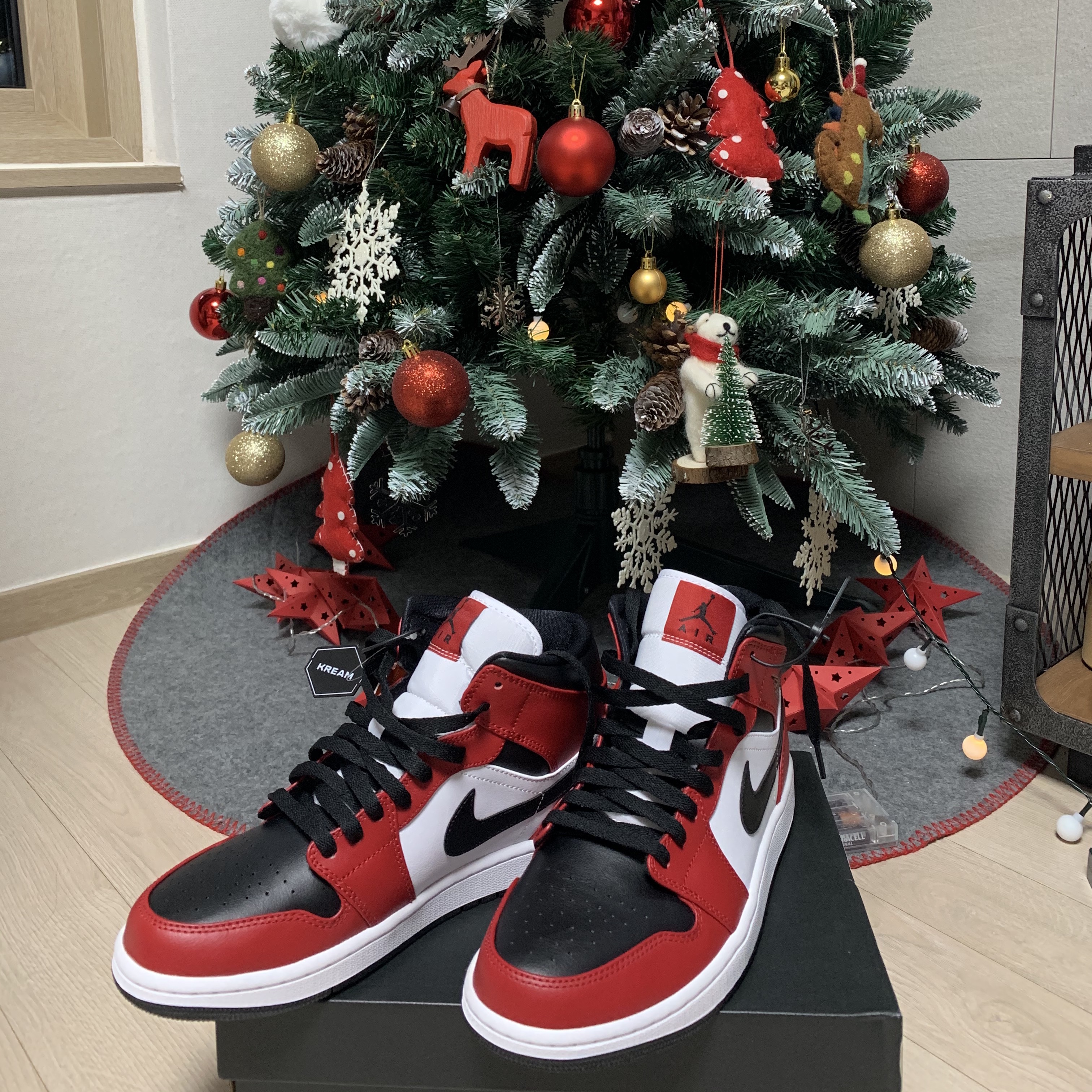 Jordan 1 Mid Chicago Black Toe 착용 스타일 - 1