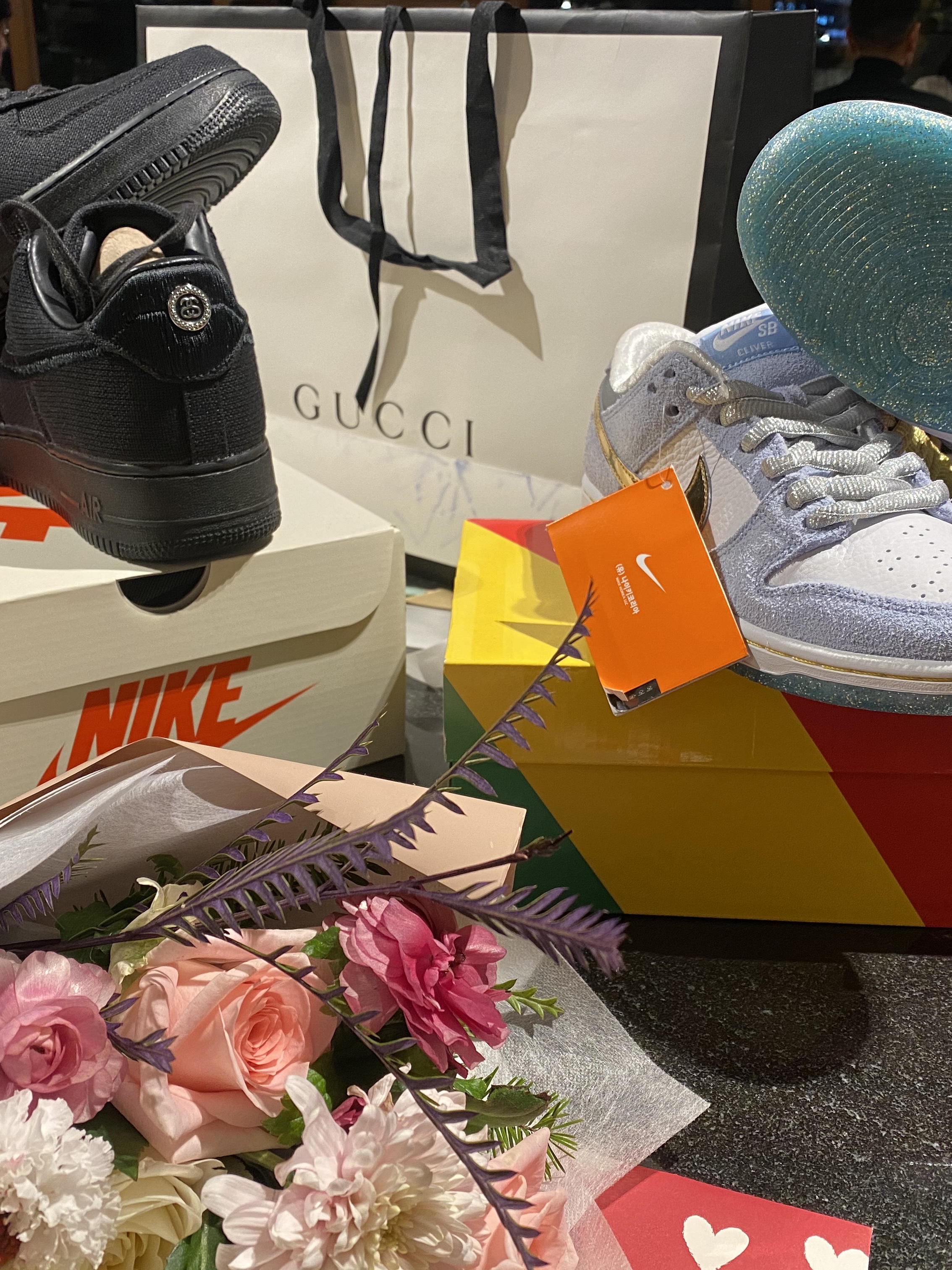 Nike x Sean Cliver SB Dunk Low Holiday Special, Nike x Stussy Air Force 1 Low Triple Black 착용 스타일 - 4