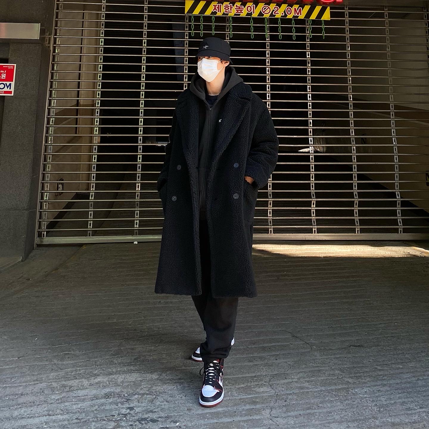 Jordan 1 Retro High OG Bloodline, Palace x Arc'teryx Sinsolo Hat Black - 20FW 착용 스타일 - 2