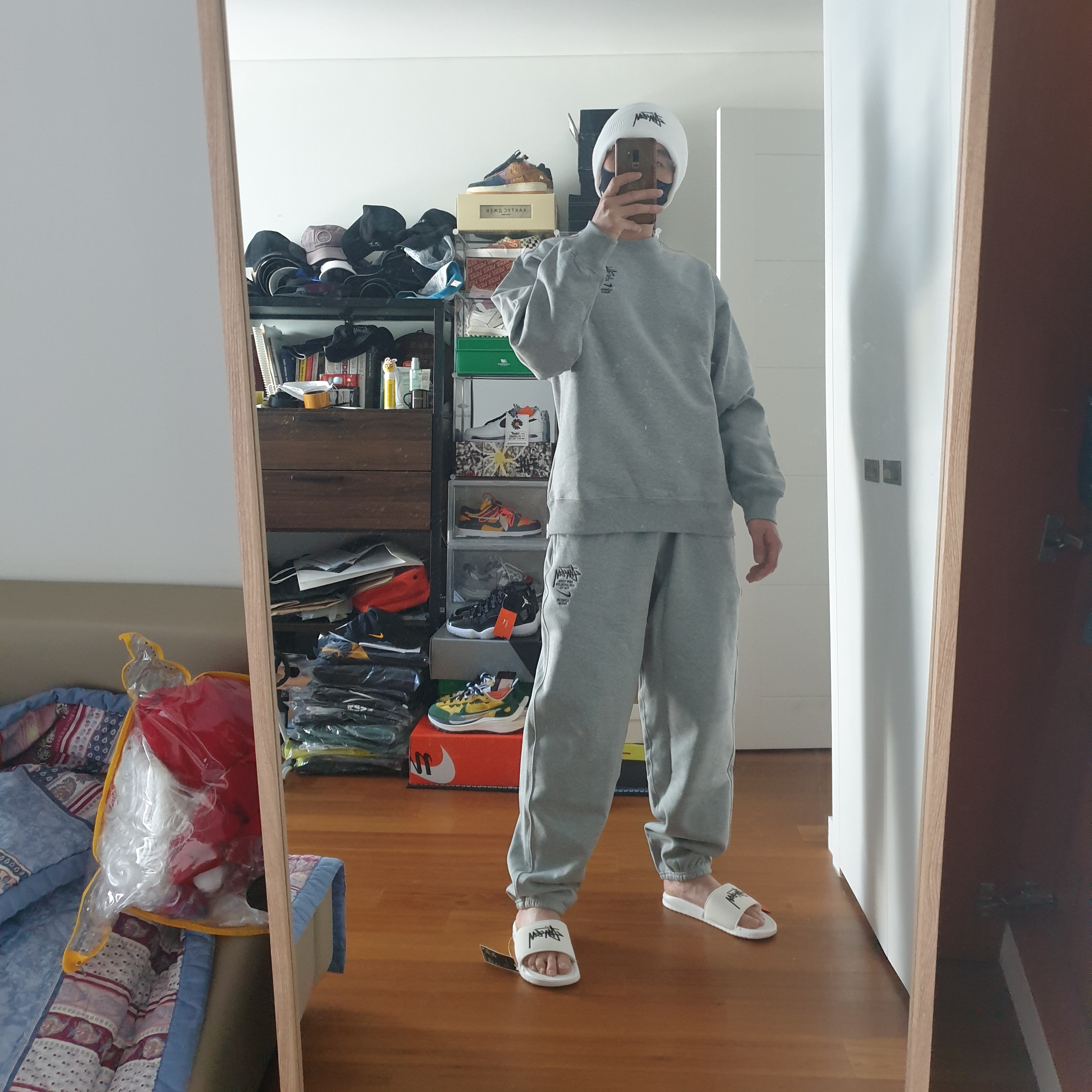 Nike x Stussy Cuff Beanie White, Nike x Stussy NRG BR Crew Fleece Grey 착용 스타일 - 3