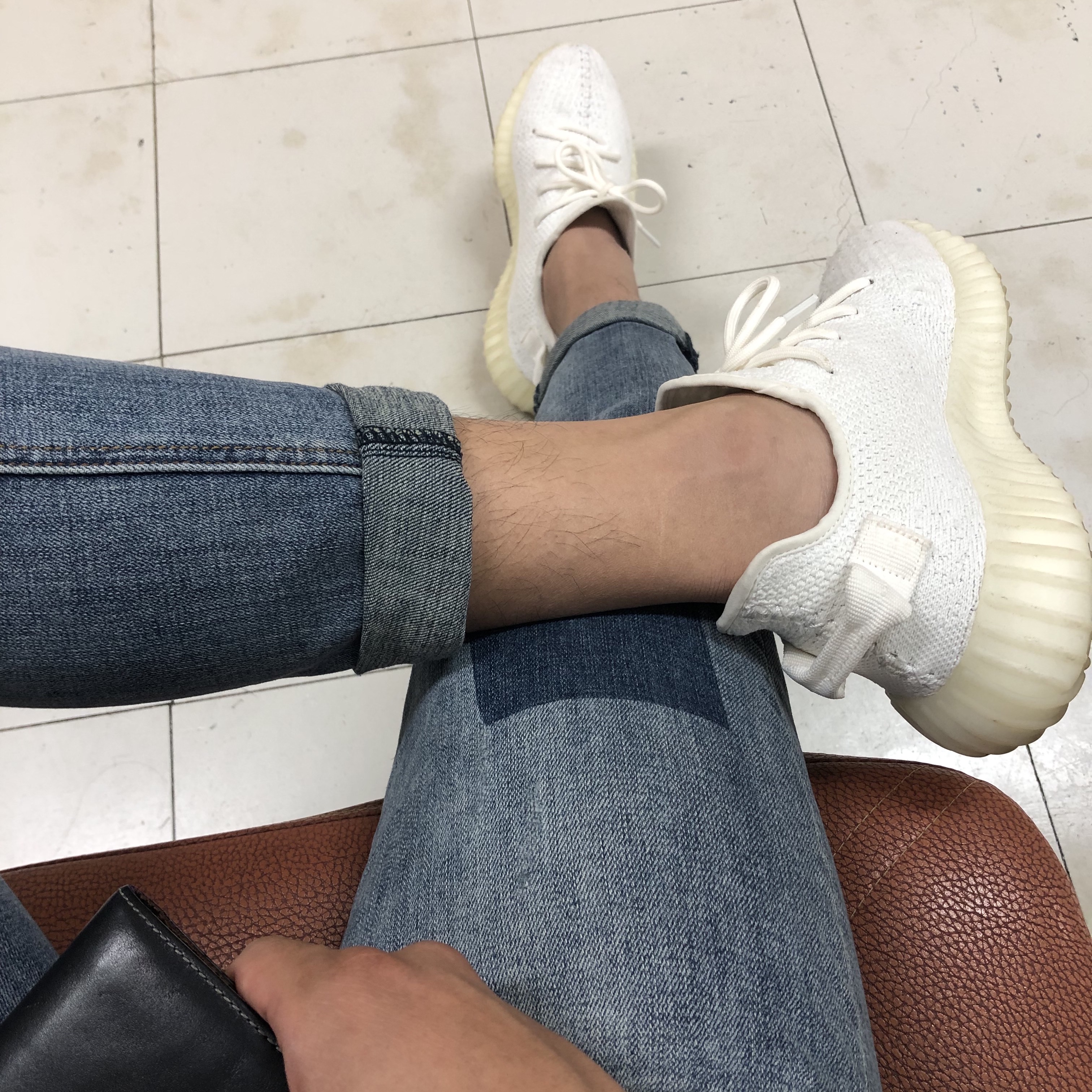 Adidas Yeezy Boost 350 V2 Cream/Triple White 착용 스타일