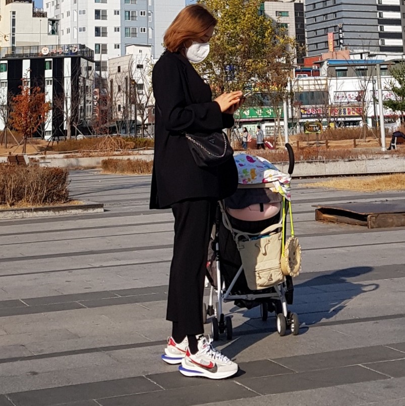 Nike x Sacai VaporWaffle Royal Fuchsia 착용 스타일