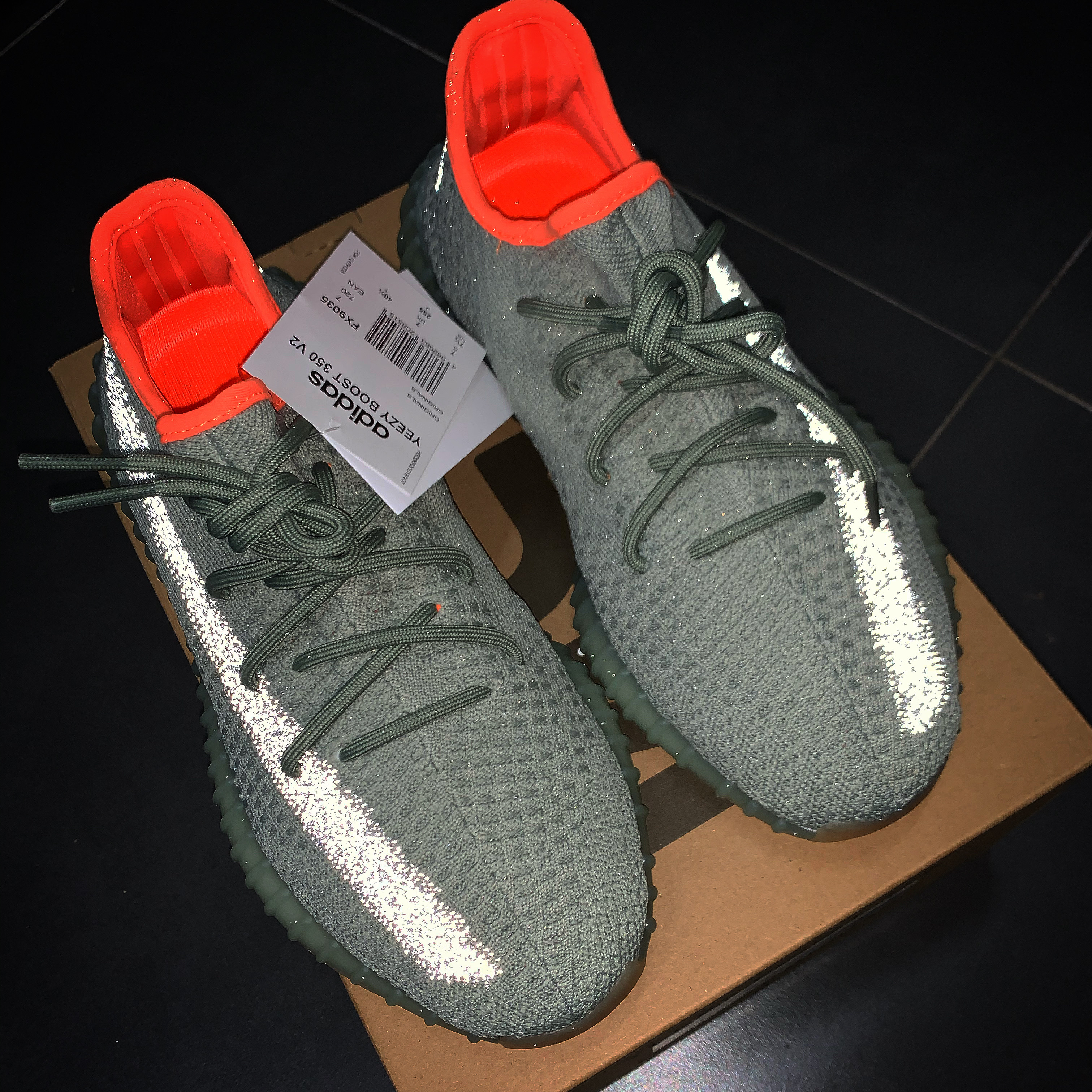 Adidas Yeezy Boost 350 V2 Desert Sage 착용 스타일