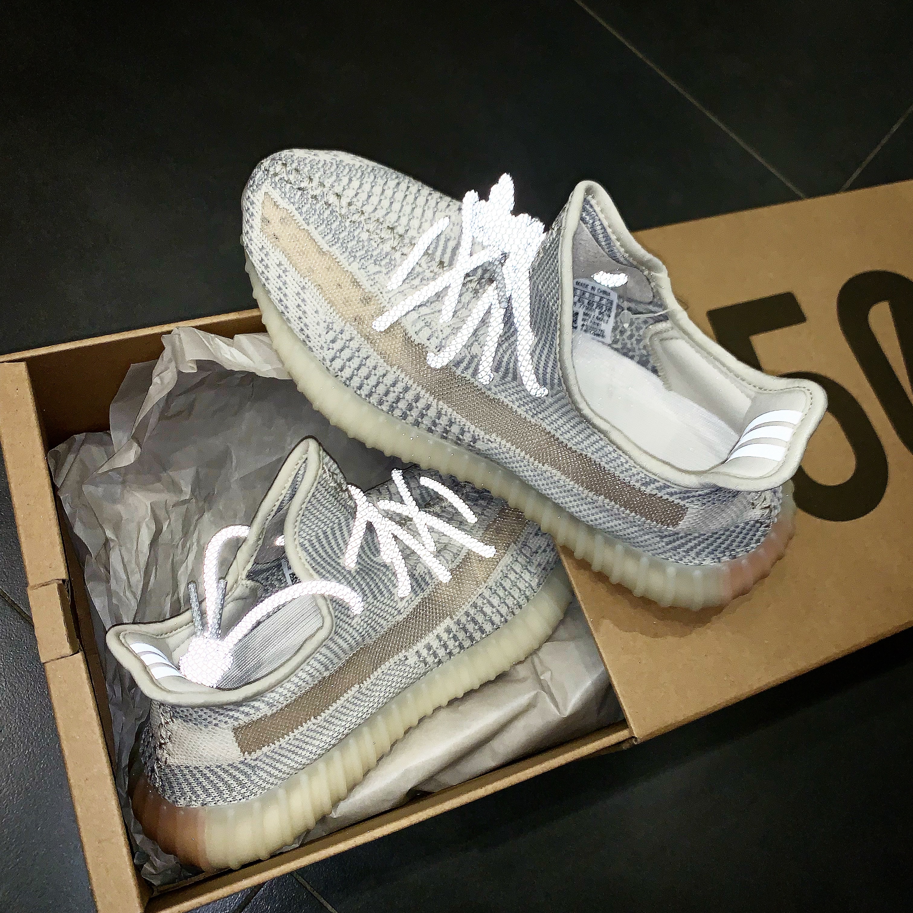 Adidas Yeezy Boost 350 V2 Lundmark - Non Reflective 착용 스타일