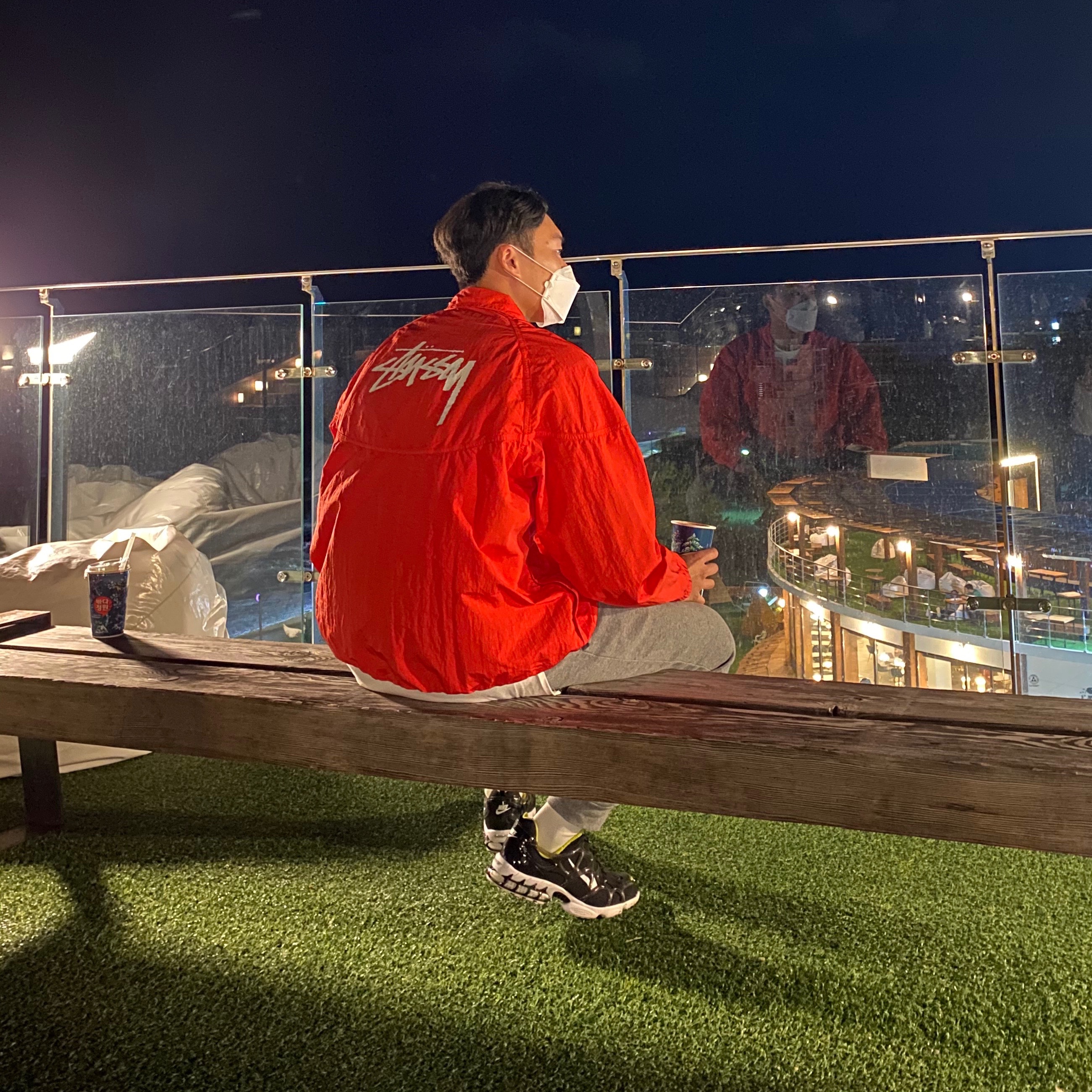 Nike x Stussy Windrunner Jacket Habanero Red, Nike x Stussy Air Zoom Spiridon Kukini Black 착용 스타일