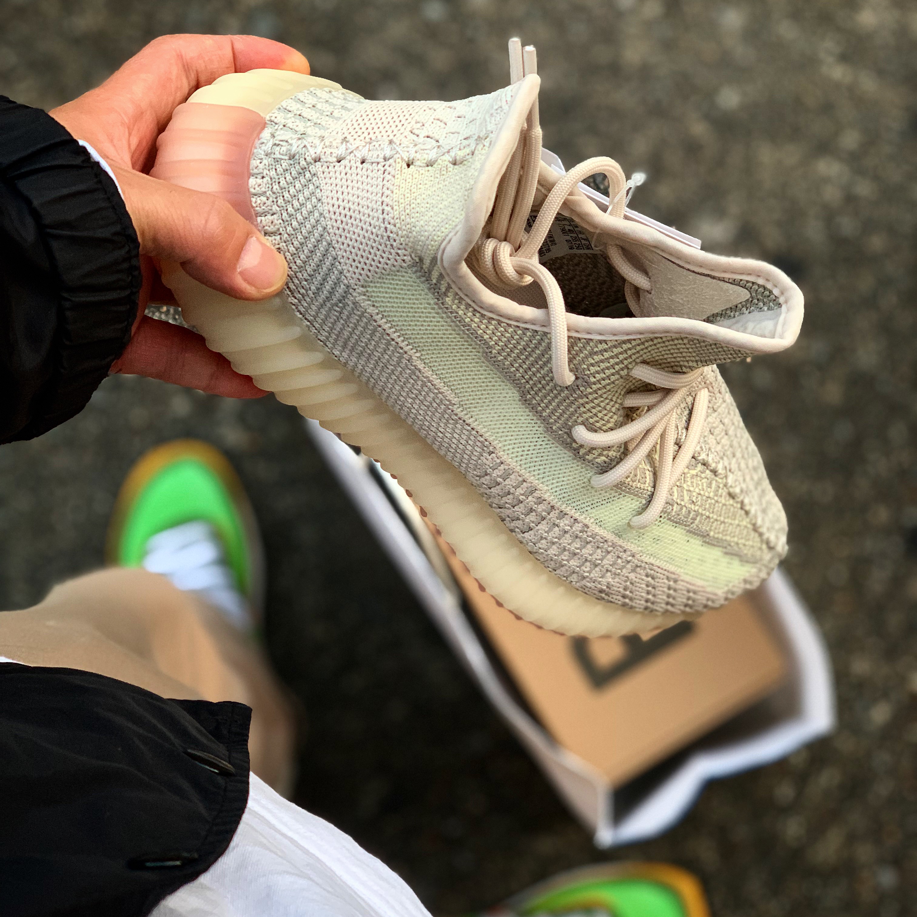 Adidas Yeezy Boost 350 V2 Citrin - Non-Reflective 착용 스타일
