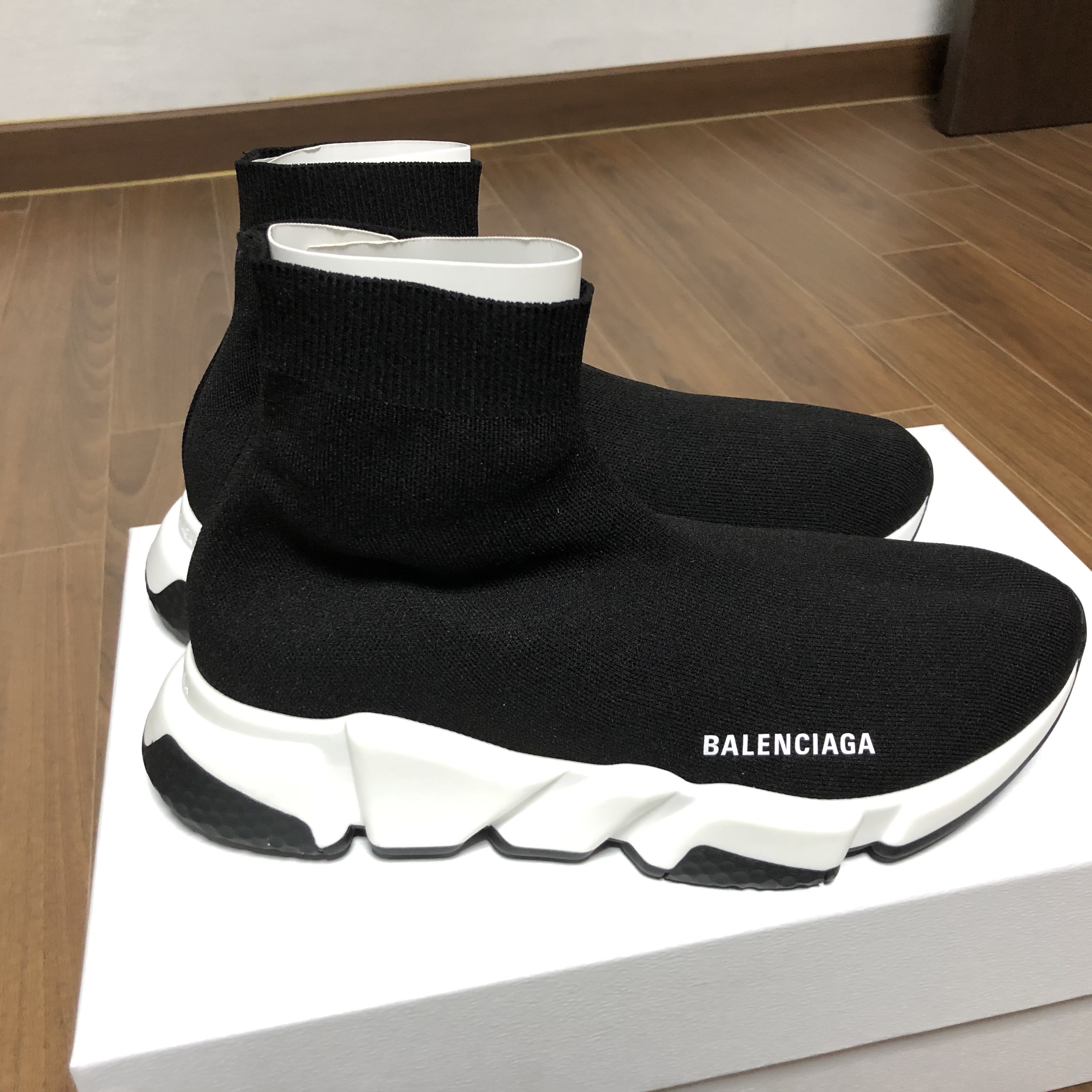 Adidas Yeezy Boost 700 V2 Geode, Balenciaga Speed Trainer Black White 2020 착용 스타일 - 4