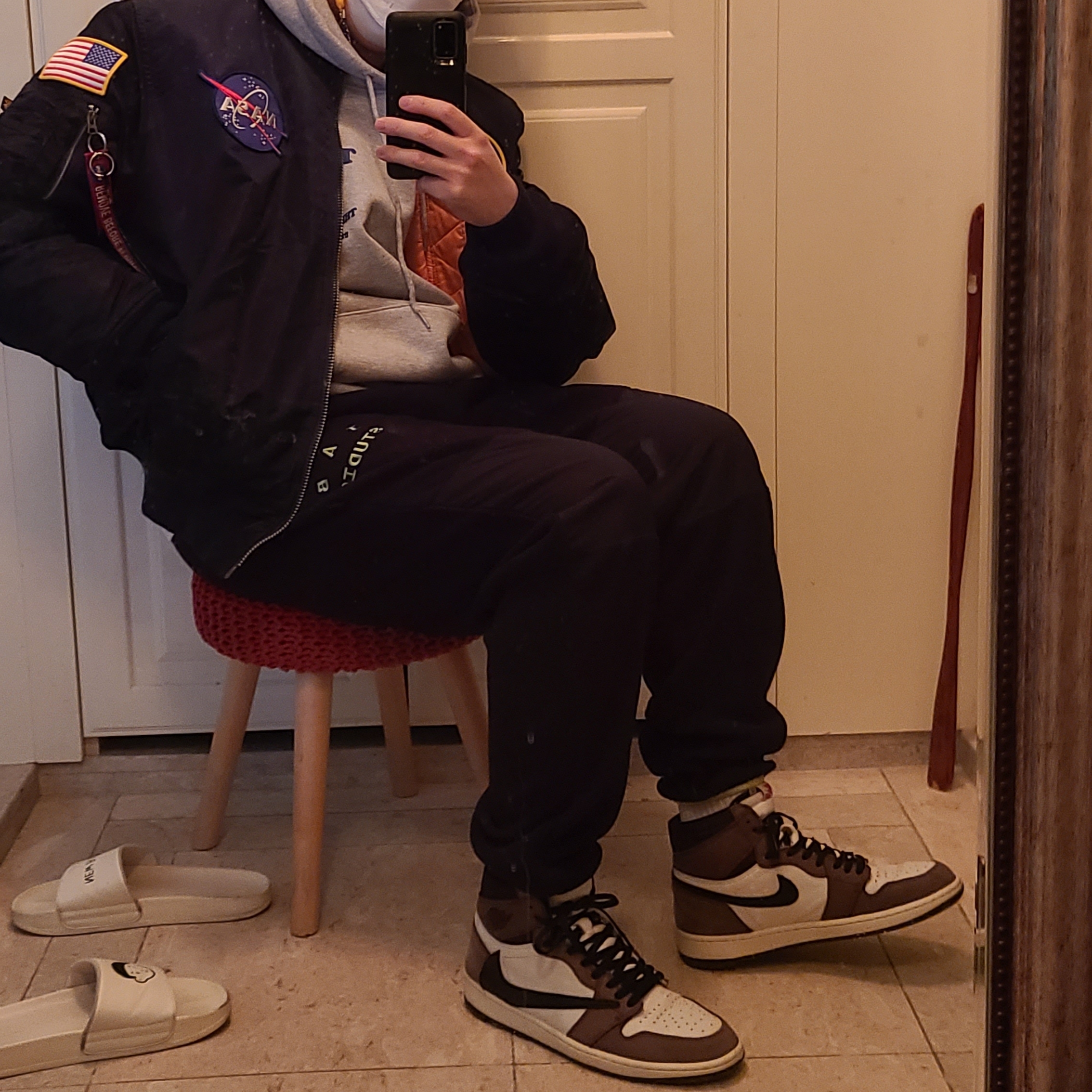 Jordan 1 x Travis Scott Retro High OG SP Mocha, IAB Studio x Asics Fleece Pants Black 착용 스타일