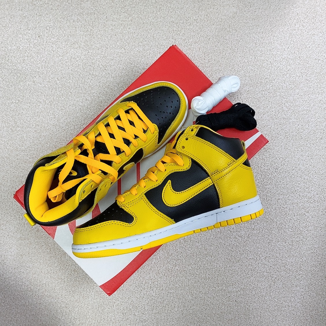 Nike Dunk High SP Varsity Maize 착용 스타일 - 1