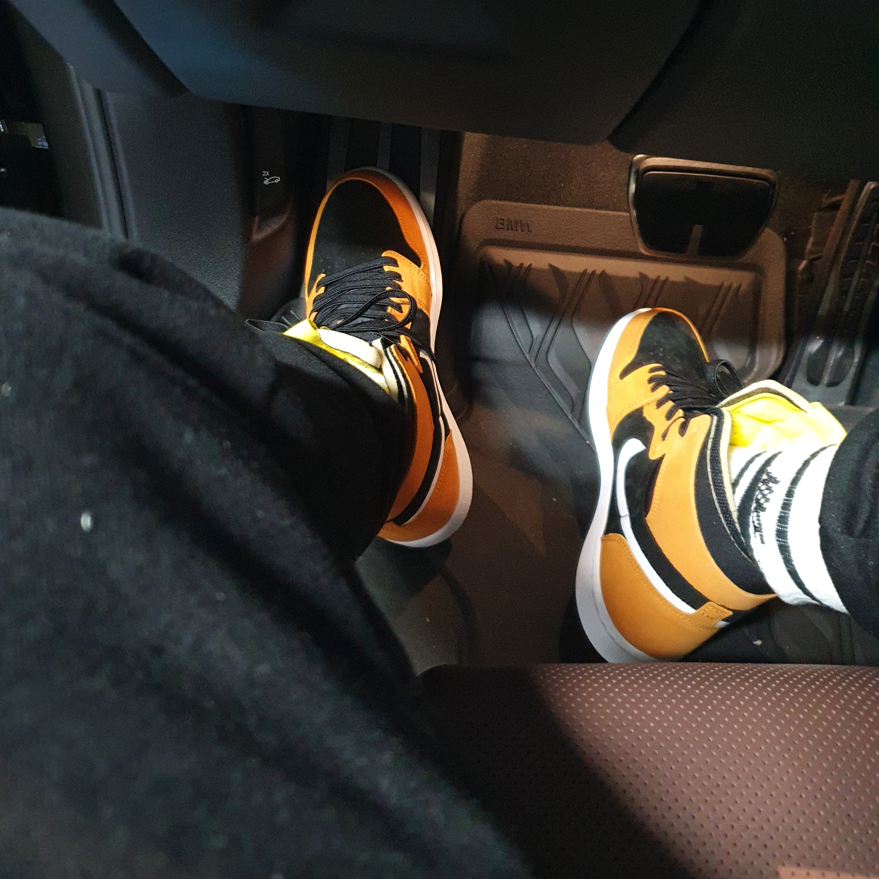 Jordan 1 Zoom Air CMFT Monarch Orange 착용 스타일 - 3