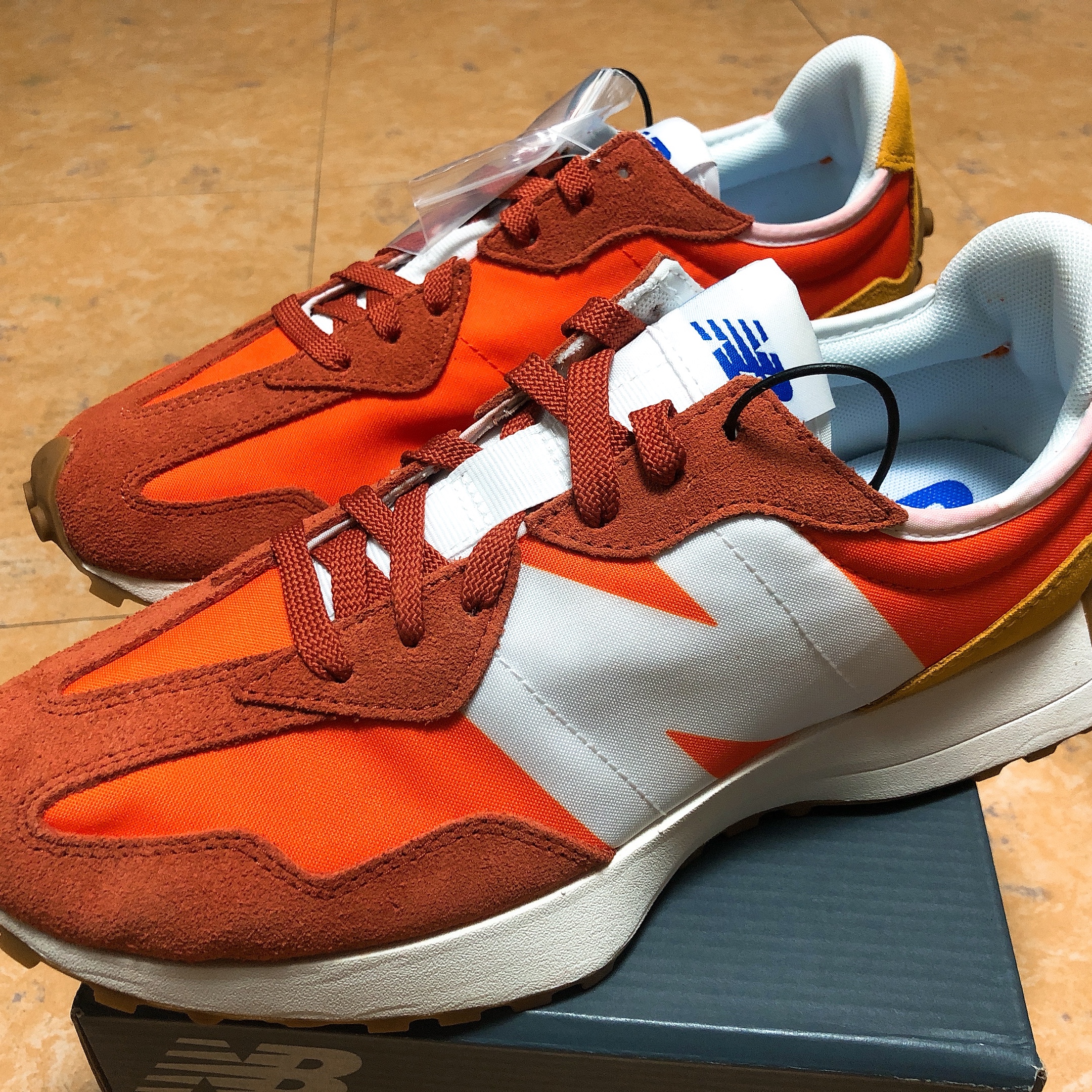 New Balance 327 Orange 착용 스타일 - 2