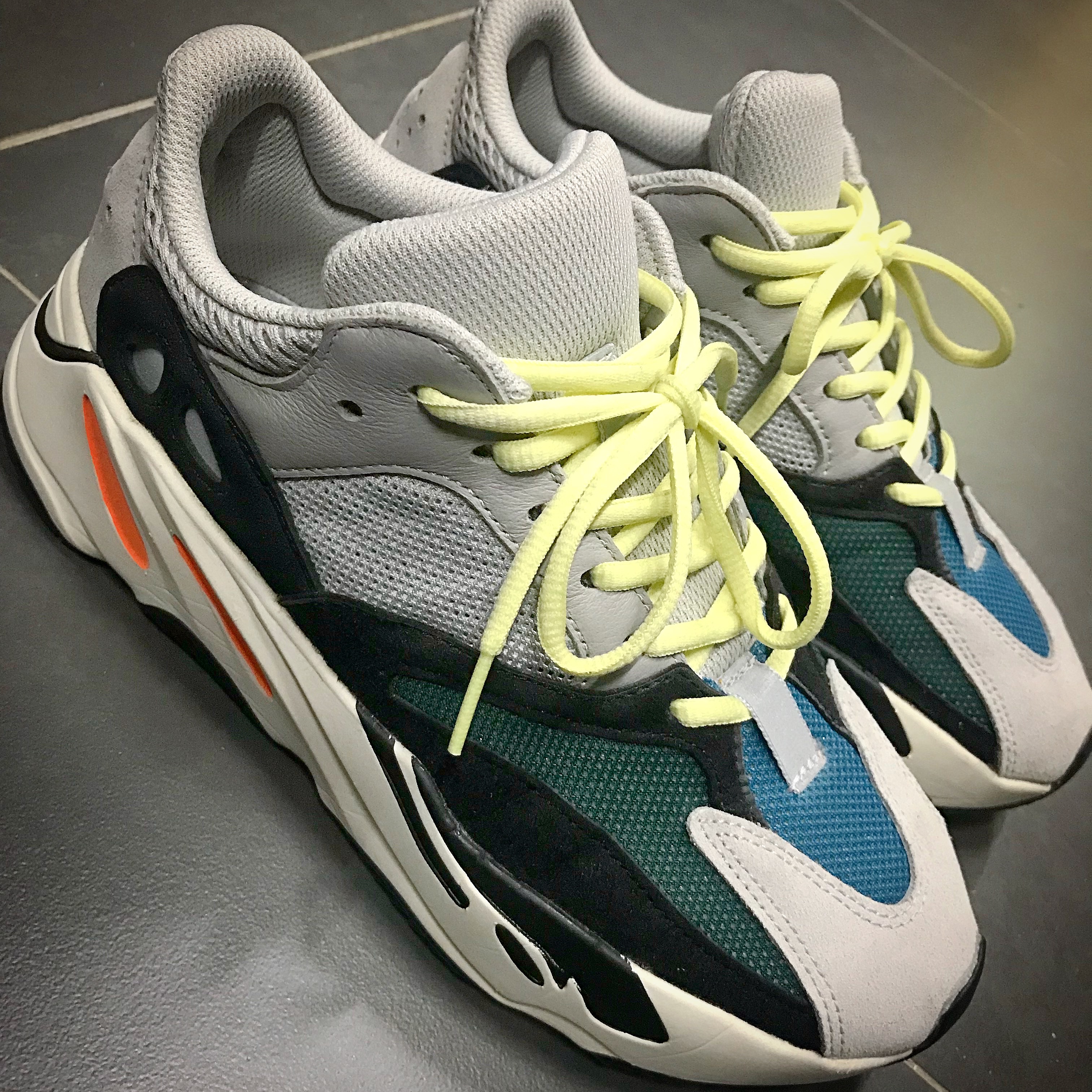 Adidas Yeezy Boost 700 Wave Runner Solid Grey 2017/2019 착용 스타일