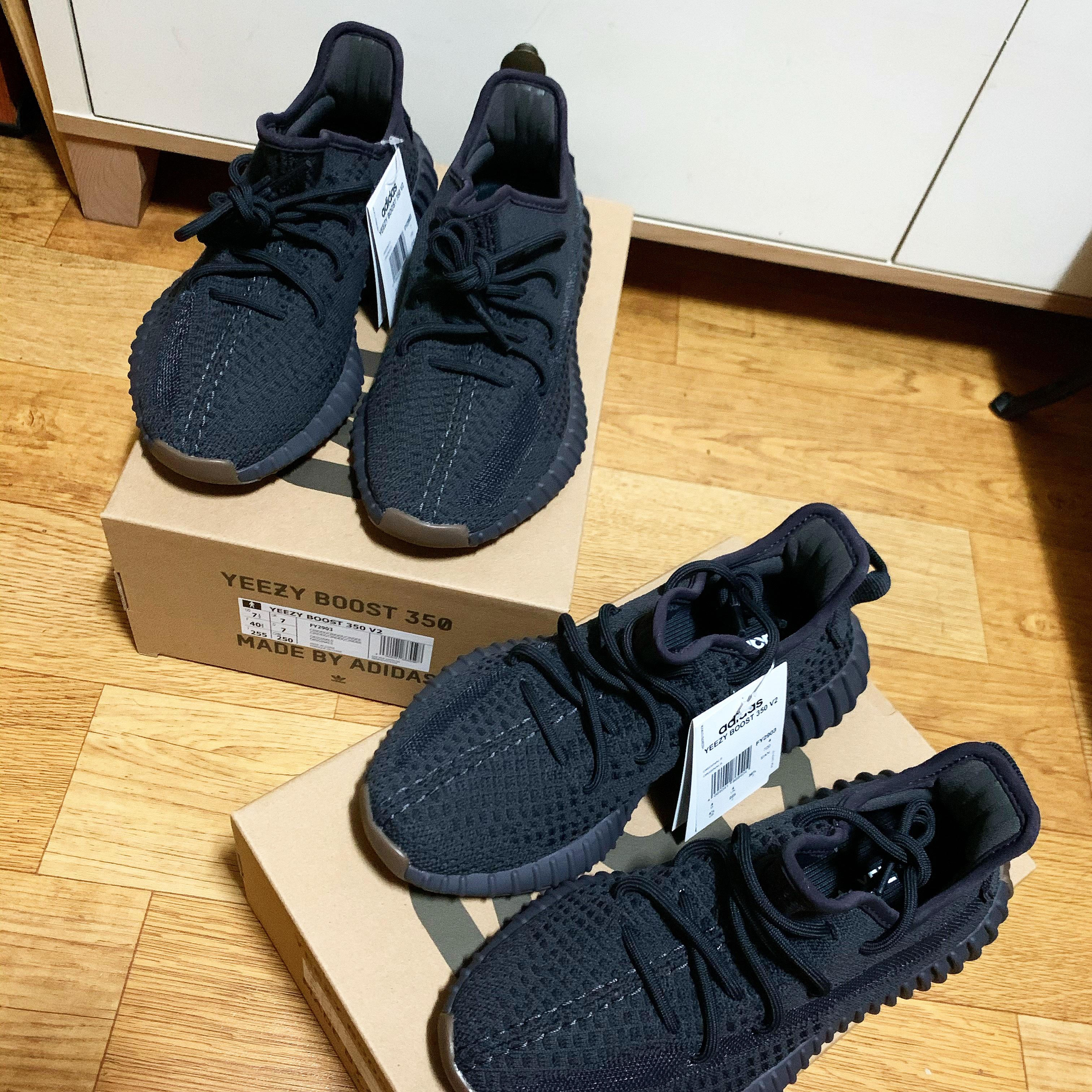 Adidas Yeezy Boost 350 V2 Cinder 착용 스타일