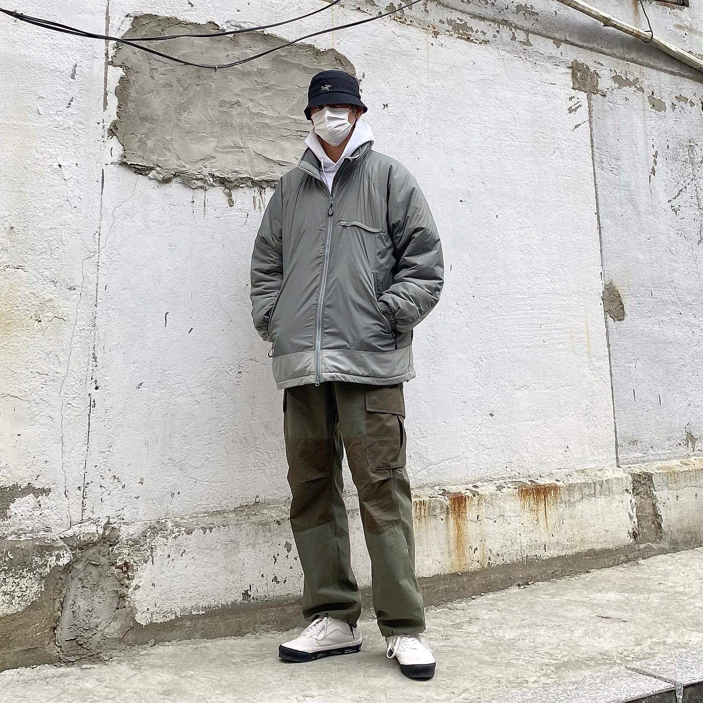 Vans Vault x WTAPS Old Skool LX White Black, Palace x Arc'teryx Sinsolo Hat Black - 20FW 착용 스타일 - 3