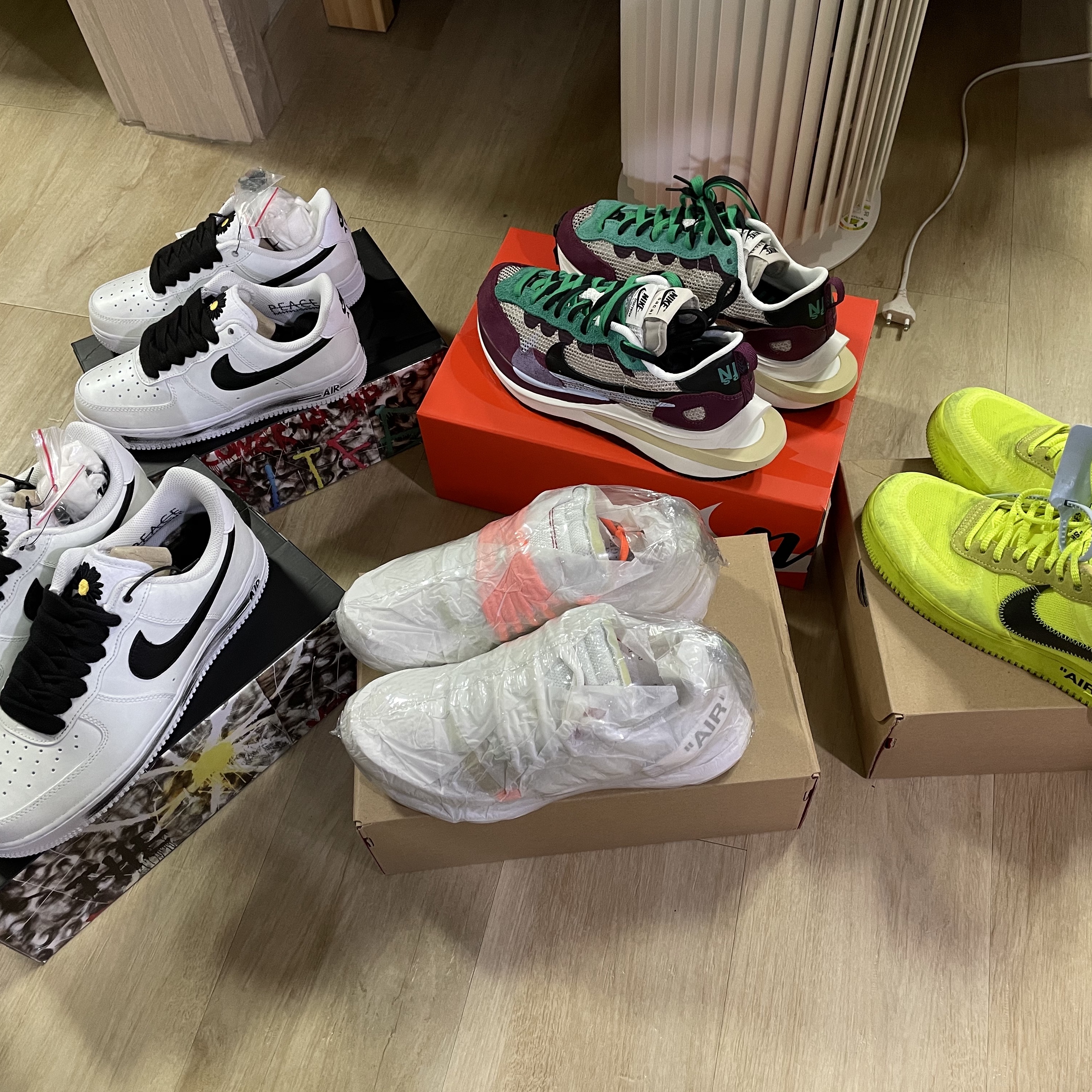 Nike x Peaceminusone Air Force 1 Low Para-Noise 2.0, Nike x Sacai VaporWaffle String & Black Villain Red 착용 스타일