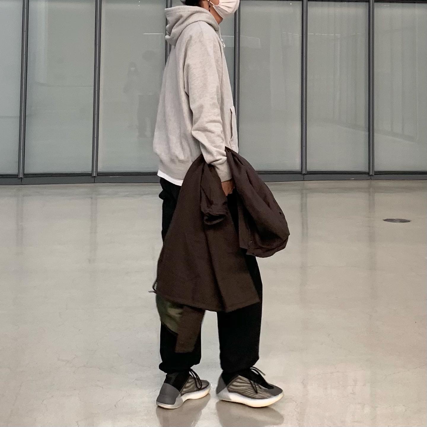 Adidas Yeezy QNTM Barium 착용 스타일