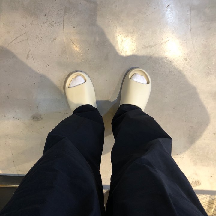 Adidas Yeezy Slide Bone 착용 스타일