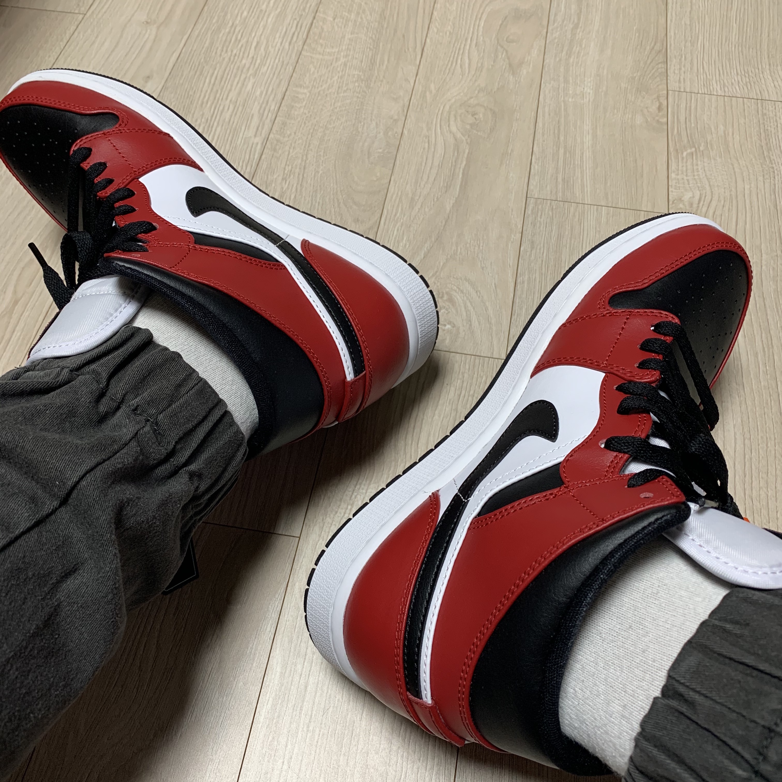 Jordan 1 Mid Chicago Black Toe 착용 스타일 - 3