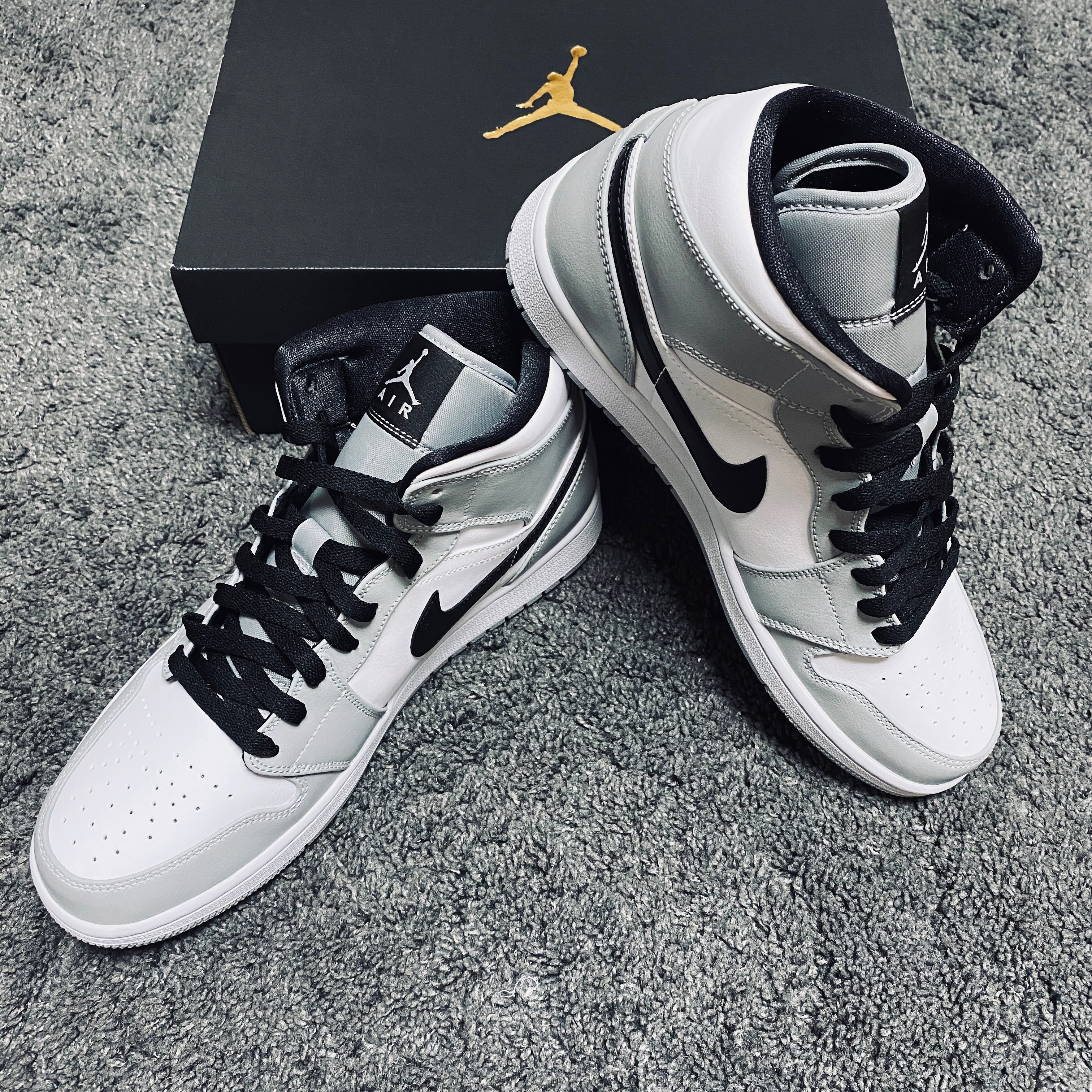 Jordan 1 Mid Light Smoke Grey 착용 스타일