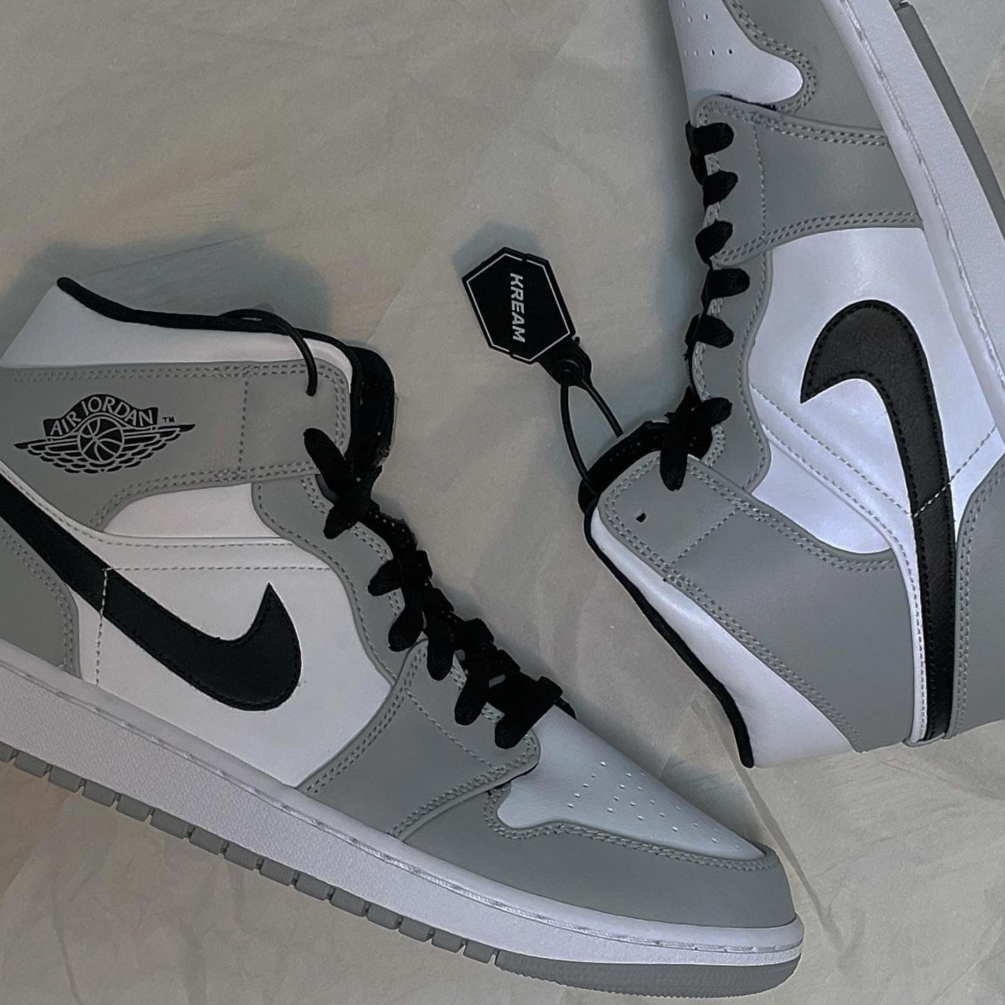 Jordan 1 Mid Light Smoke Grey 착용 스타일 - 2