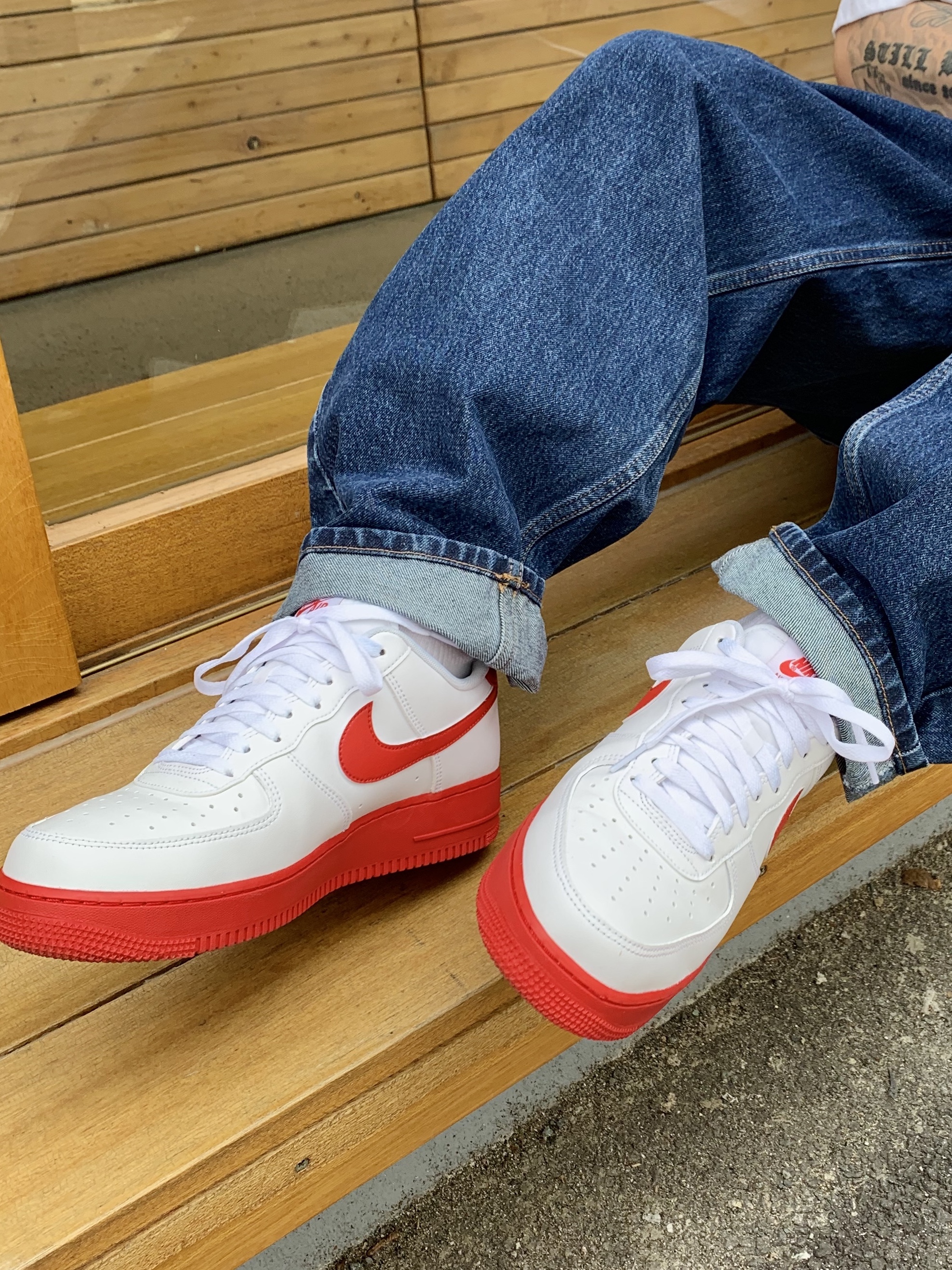 Nike Air Force 1 Low White Red Midsole 착용 스타일 - 2