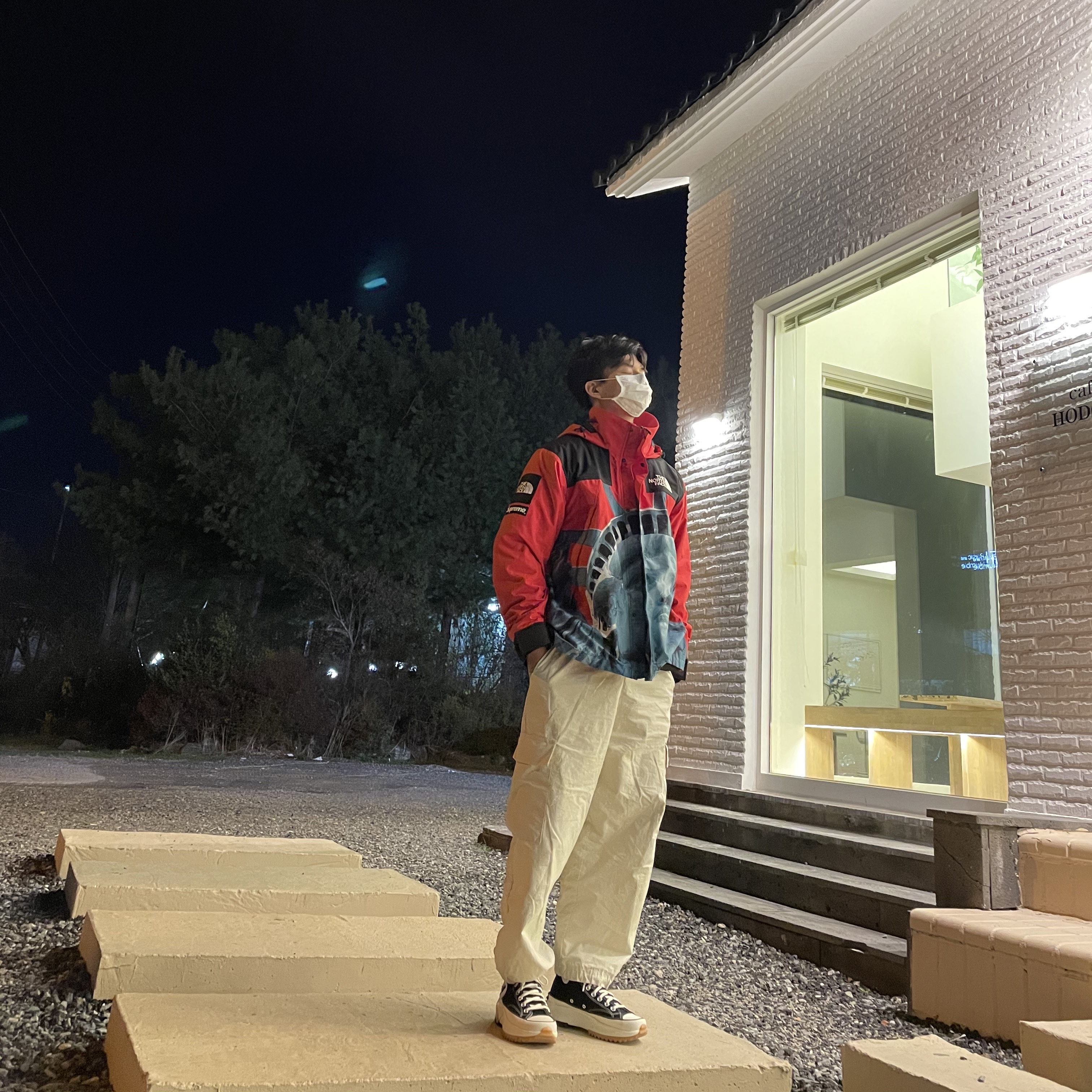 Supreme x The North Face Statue of Liberty Mountain Jacket Red - 19FW, Converse x JW Anderson Run Star Hike Hi Black 착용 스타일
