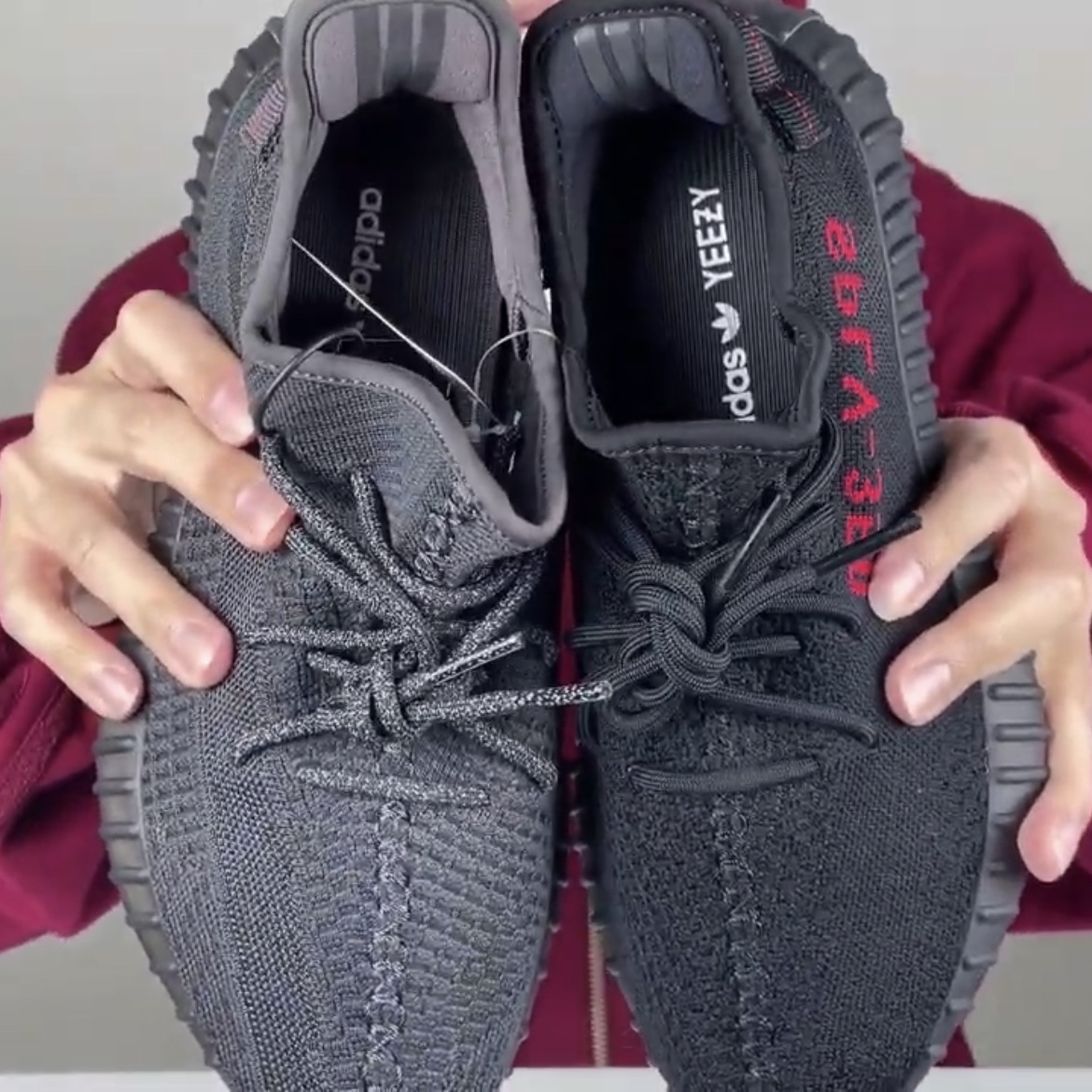 Adidas Yeezy Boost 350 V2 Black Red 2020, Adidas Yeezy Boost 350 V2 Black - Non-Reflective 착용 스타일