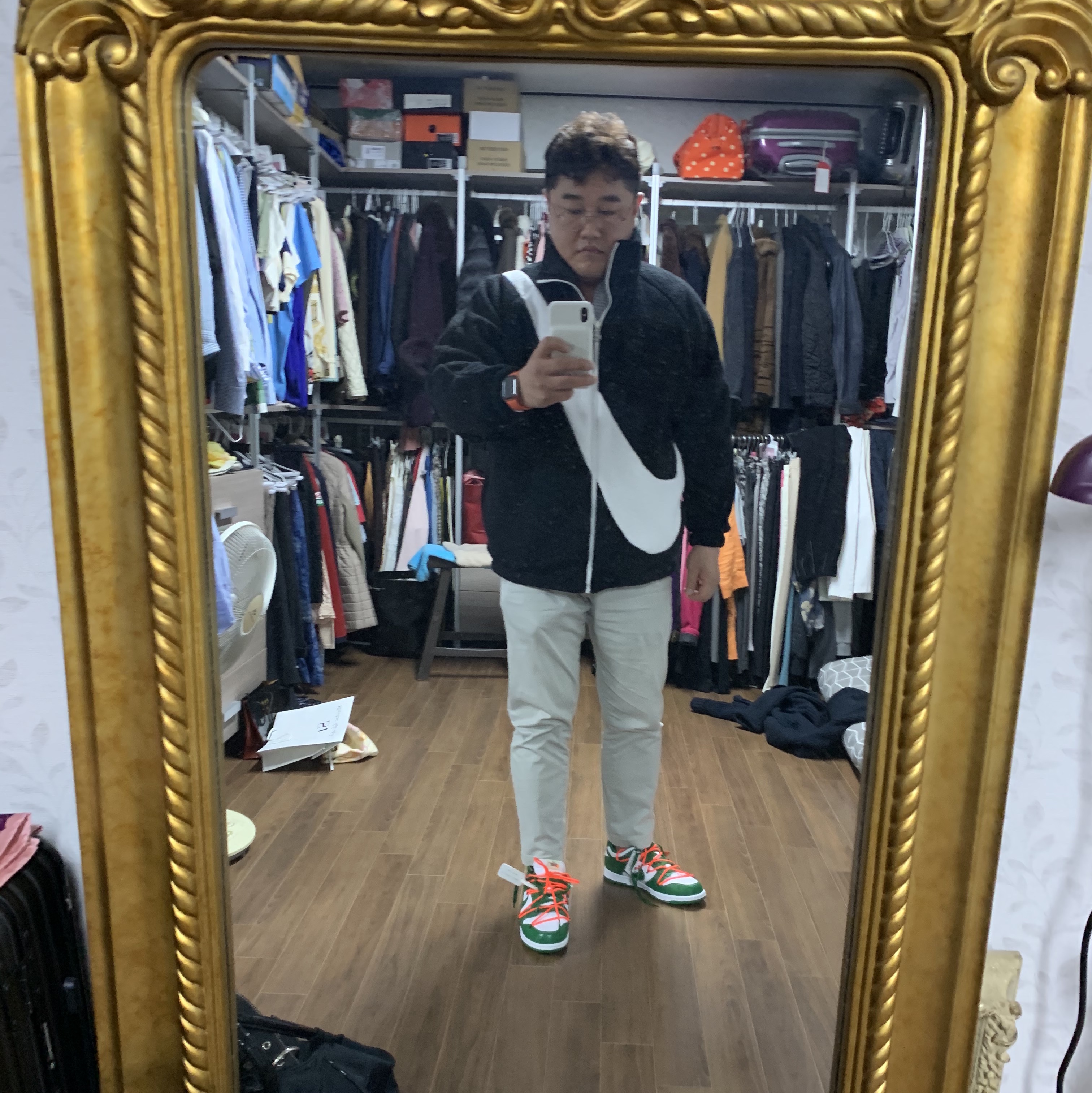 Nike x Off-White Dunk Low Pine Green, Nike Big Swoosh Full Zip Jacket Black Volt 착용 스타일 - 1