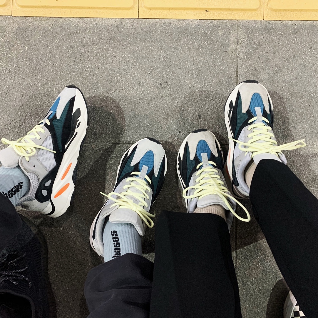 Adidas Yeezy Boost 700 Wave Runner Solid Grey 2017/2019 착용 스타일