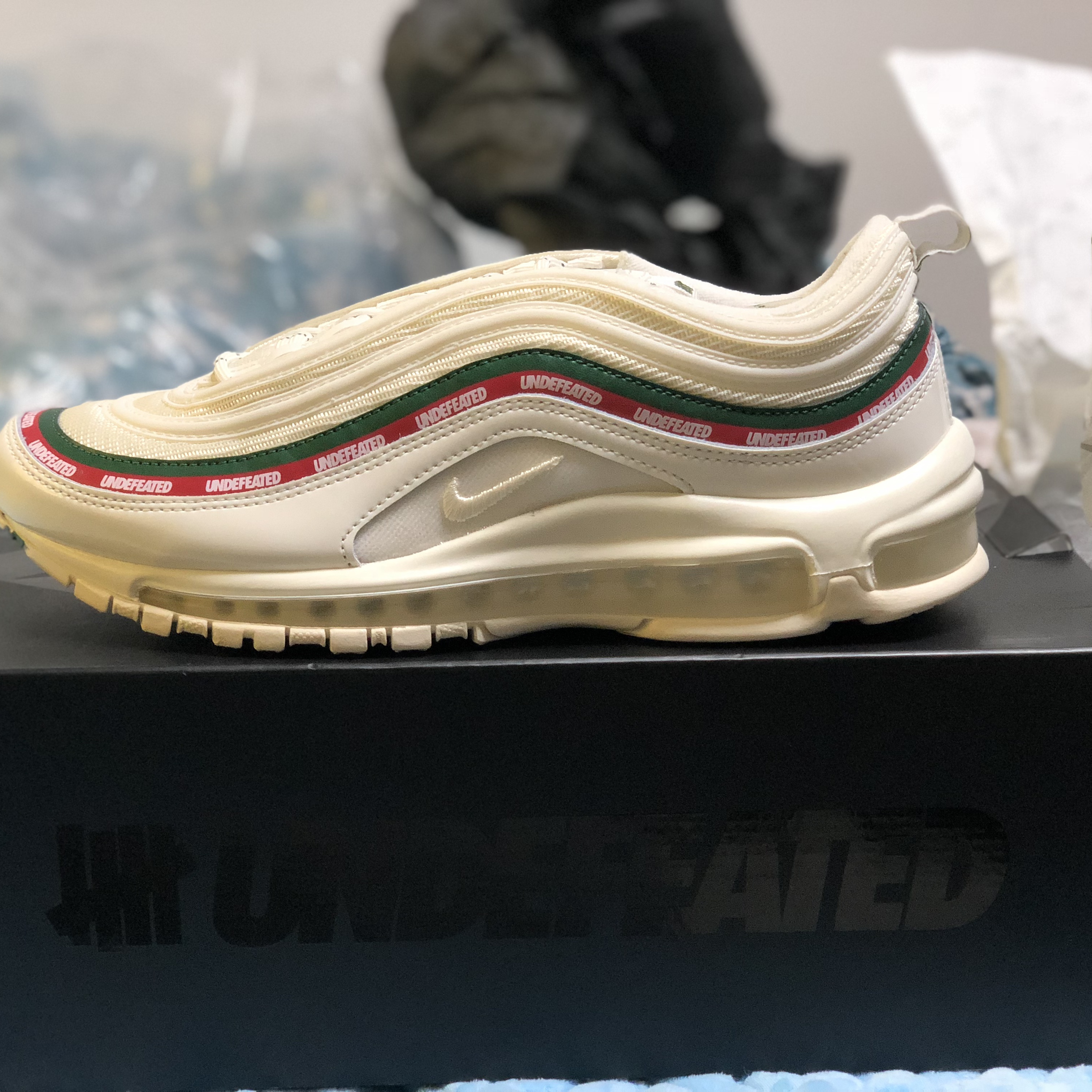 Nike x Undercover React Element 87 Light Beige Chalk, Nike x Undefeated Air Max 97 Sail 착용 스타일 - 2