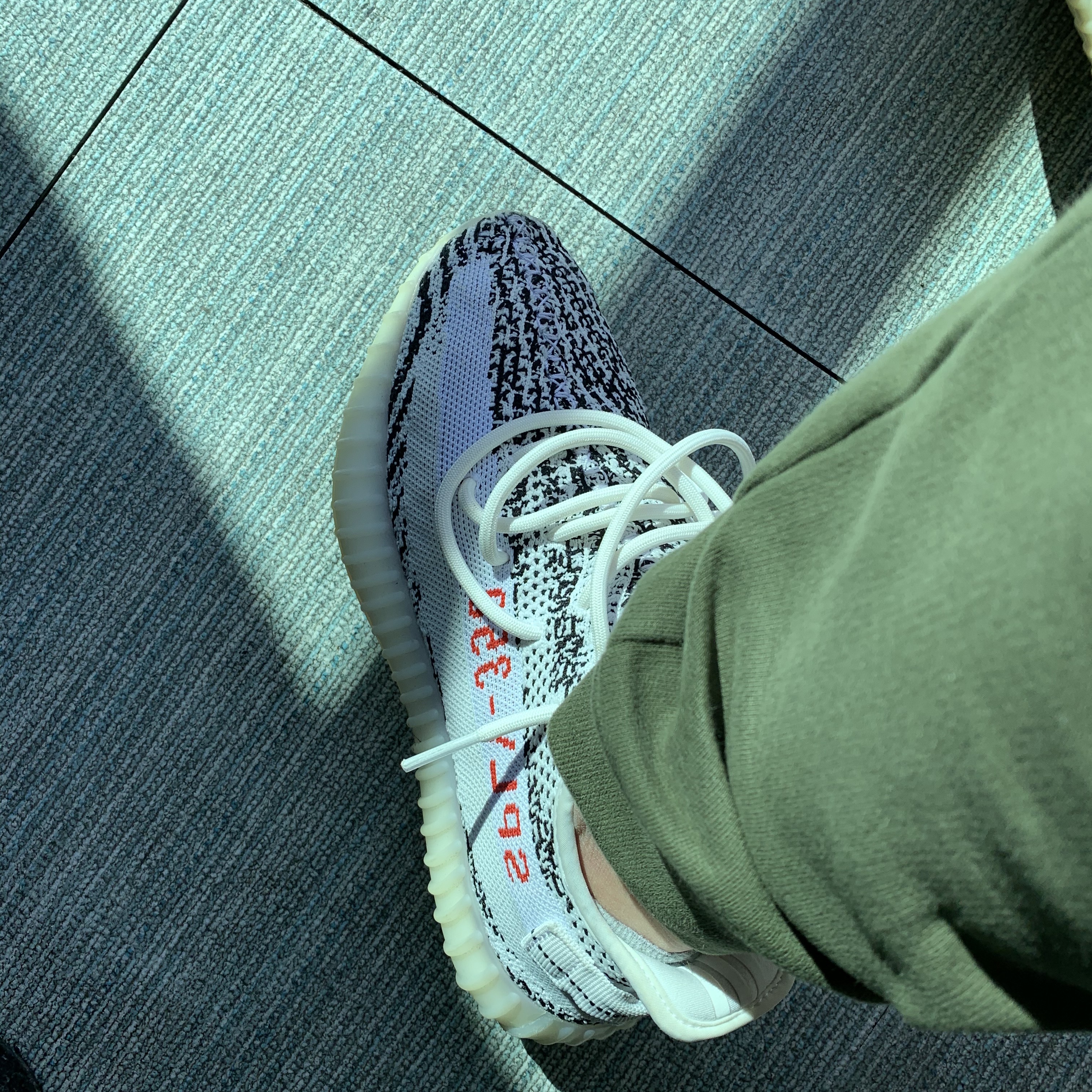 Adidas Yeezy Boost 350 V2 Zebra 2017/2019/2020 착용 스타일
