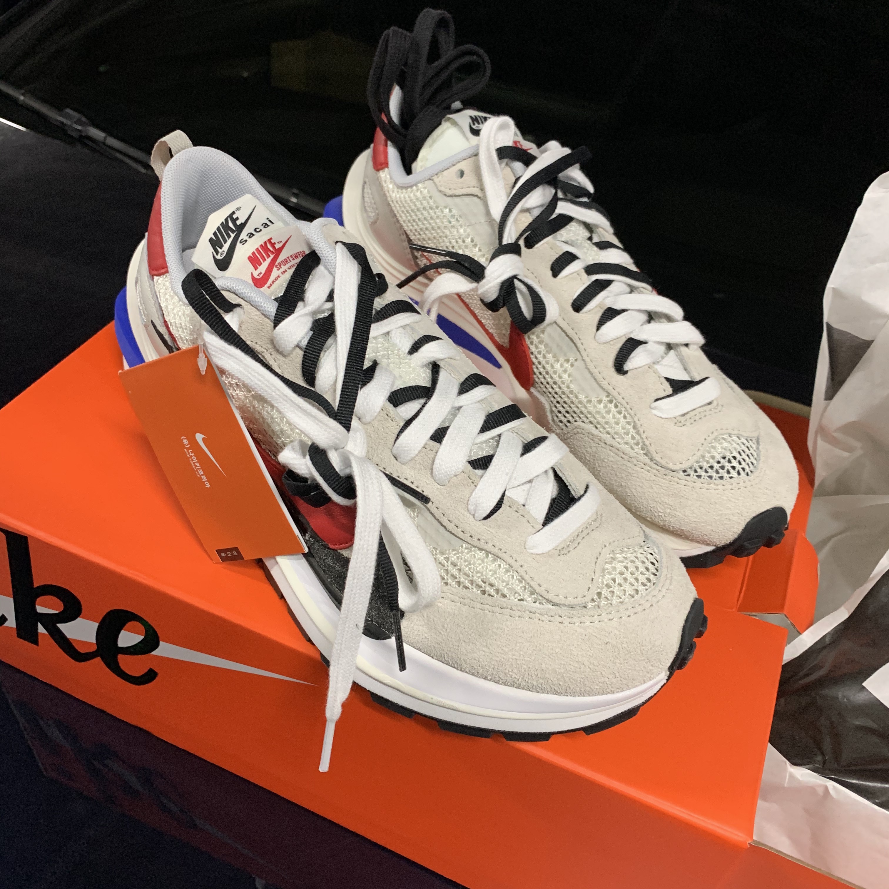 Nike x Sacai VaporWaffle Royal Fuchsia 착용 스타일
