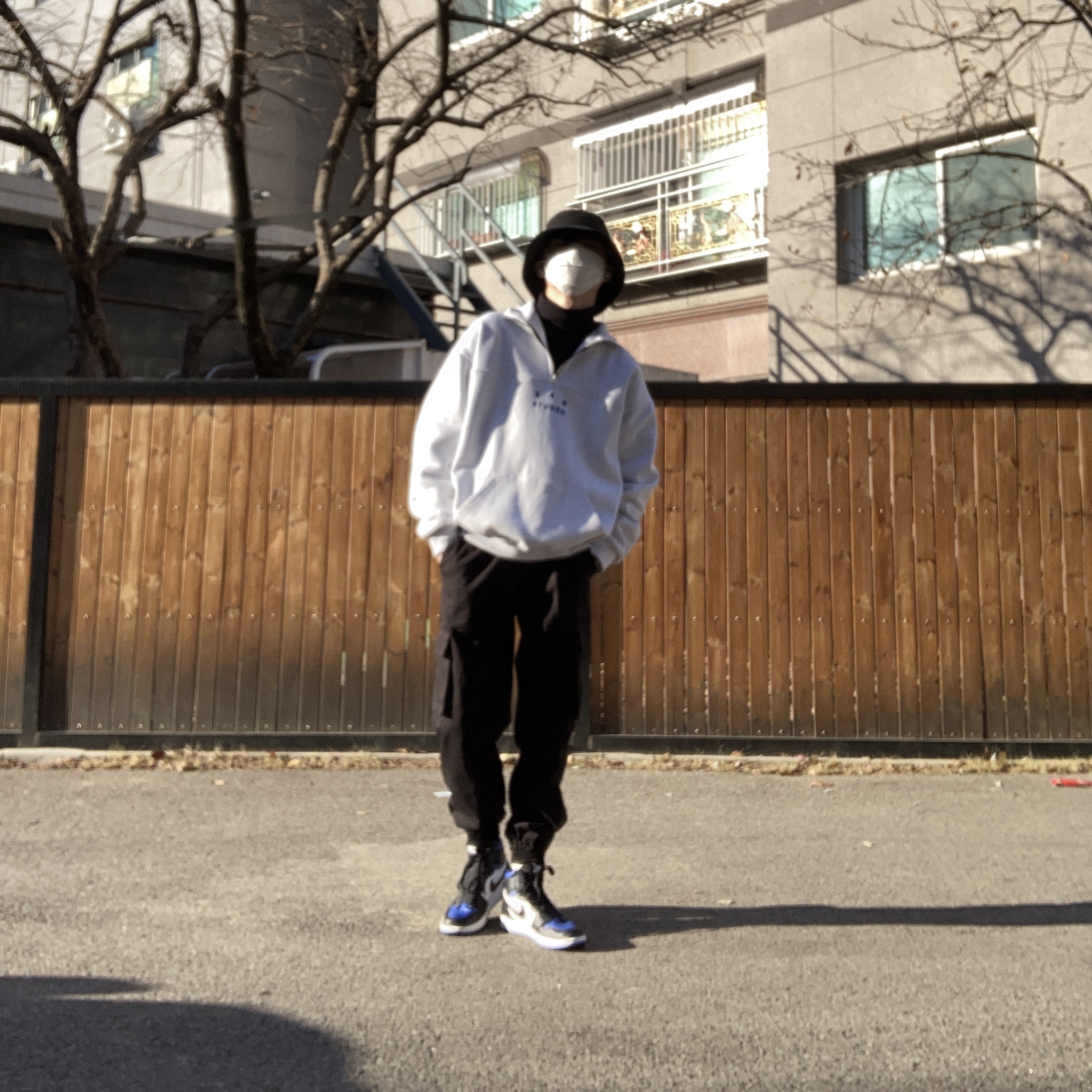 Jordan 1 Retro High OG Royal Toe, IAB Studio Half Zip Pullover Light Gray 착용 스타일