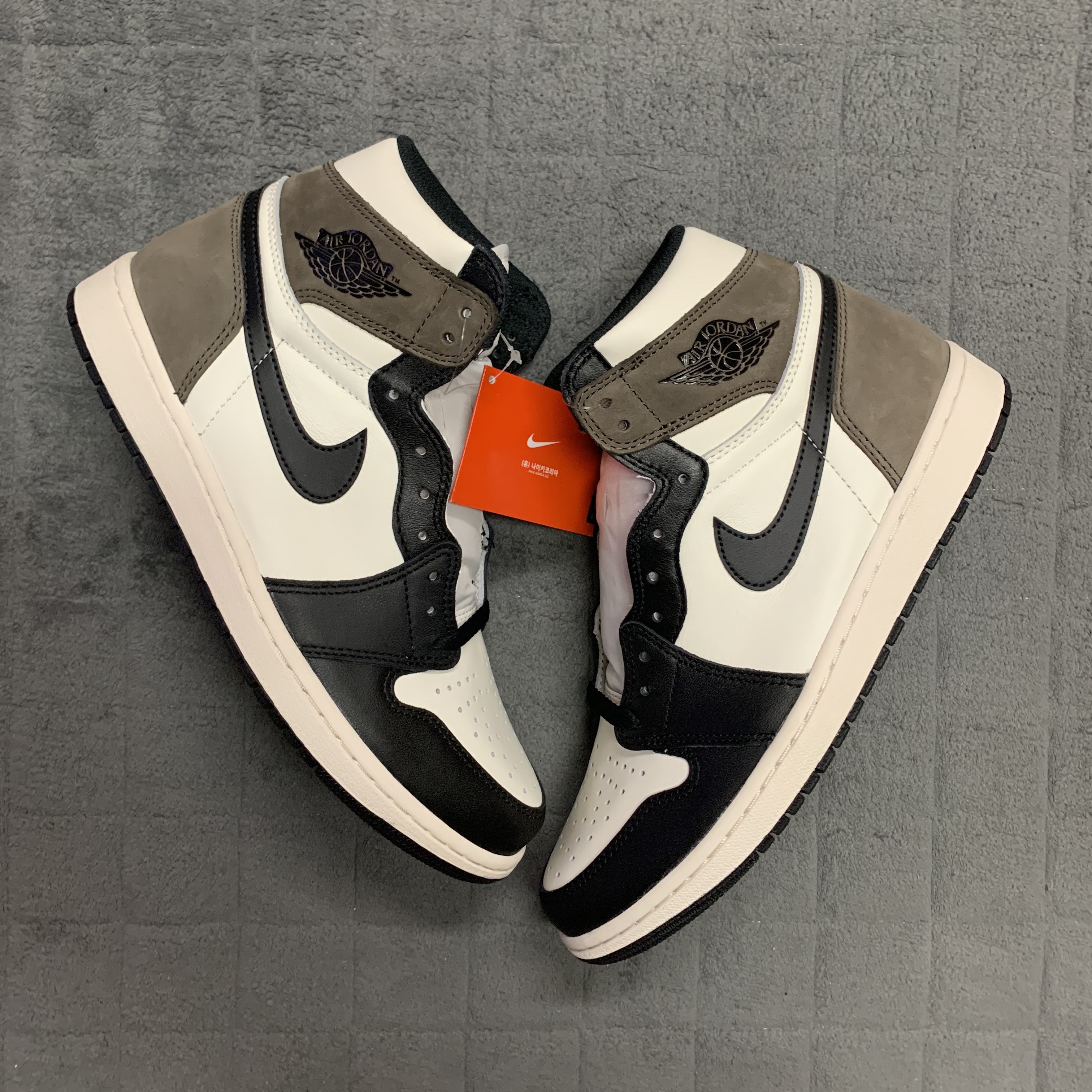 Jordan 1 Retro High OG Black Mocha 착용 스타일