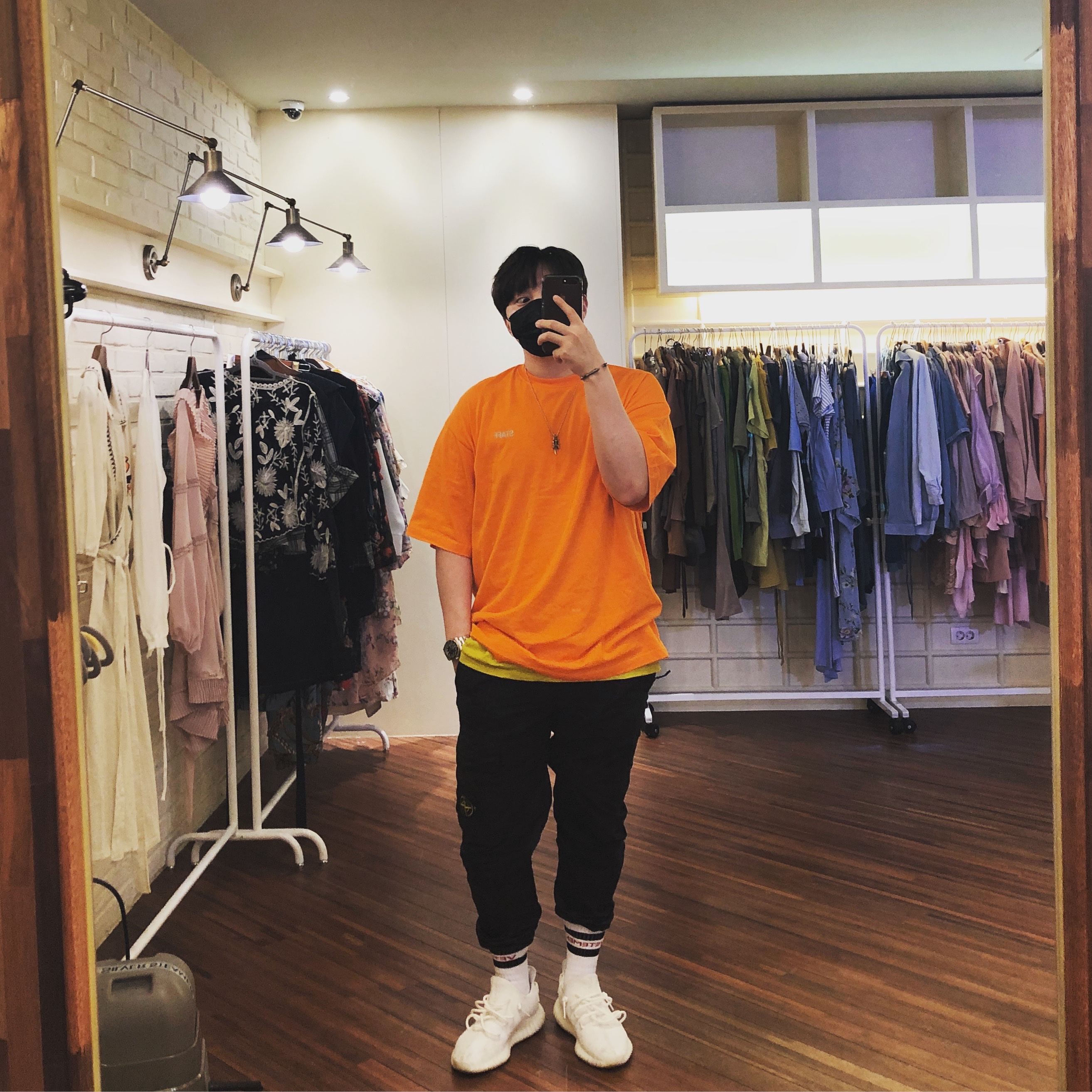 Adidas Yeezy Boost 350 V2 Cream/Triple White 착용 스타일