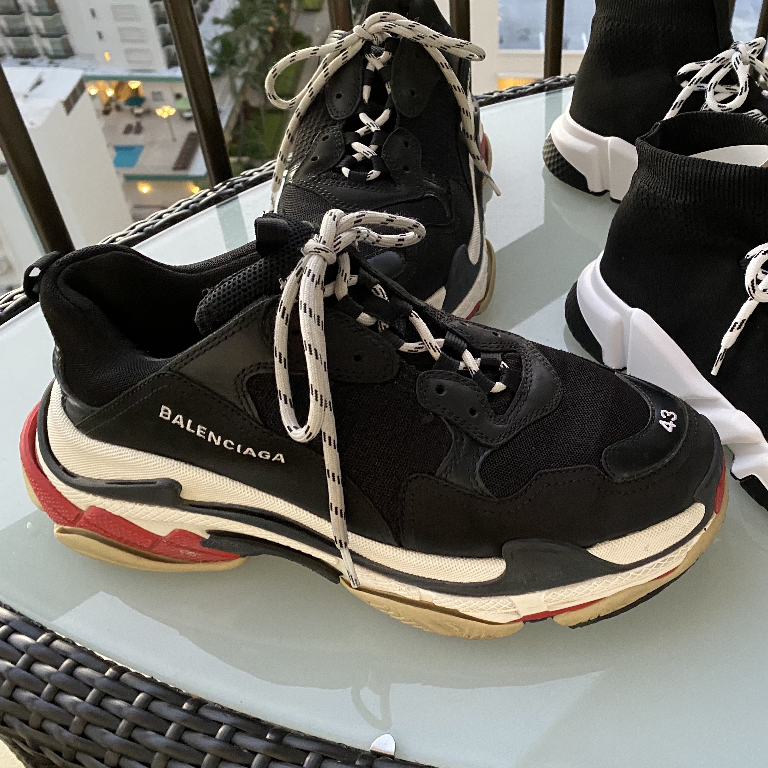 Balenciaga Triple S Trainer Black White Red 2018 착용 스타일 - 1