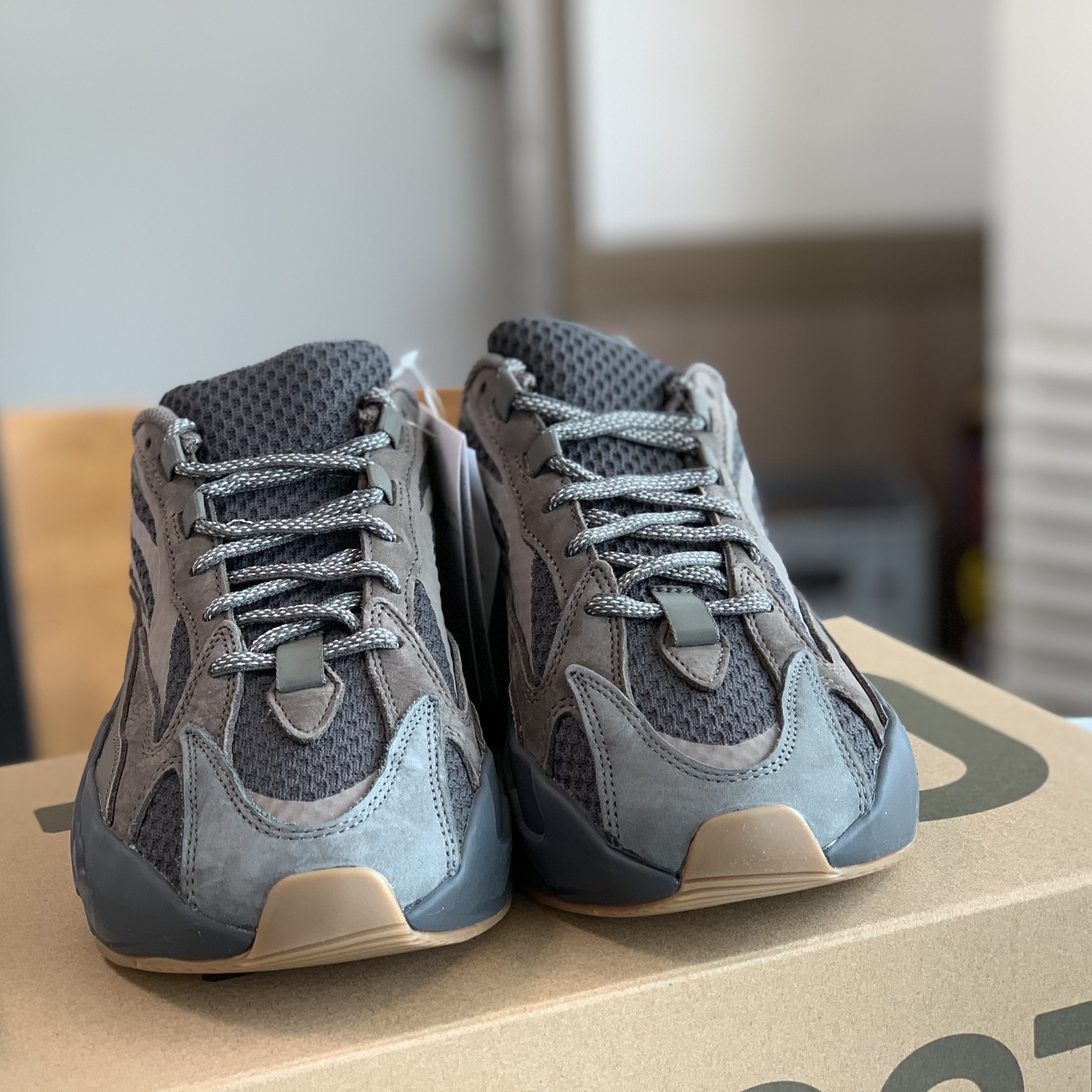 Adidas Yeezy Boost 700 V2 Geode, Balenciaga Speed Trainer Black White 2020 착용 스타일 - 2