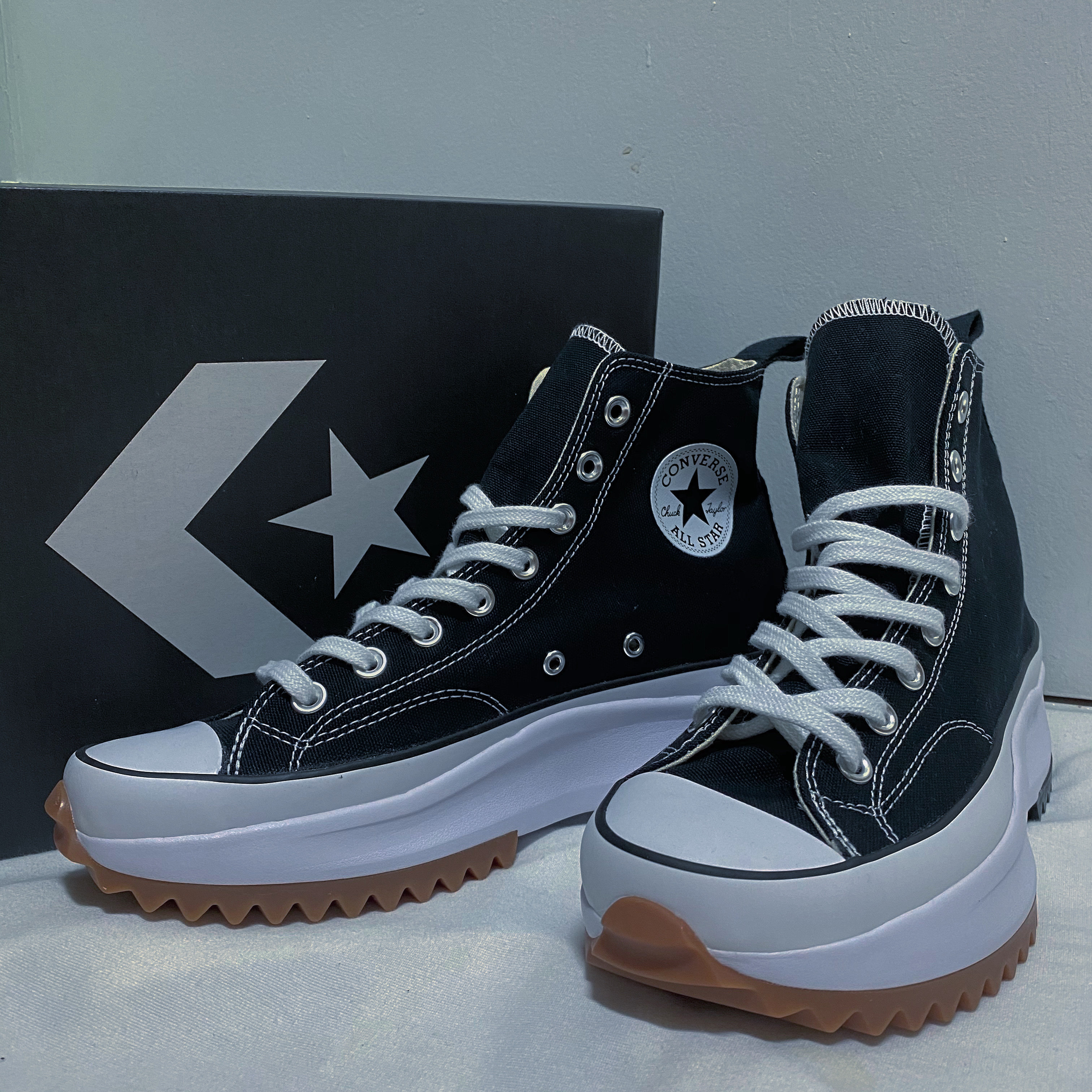 Converse Run Star Hike Hi Black White Gum 착용 스타일