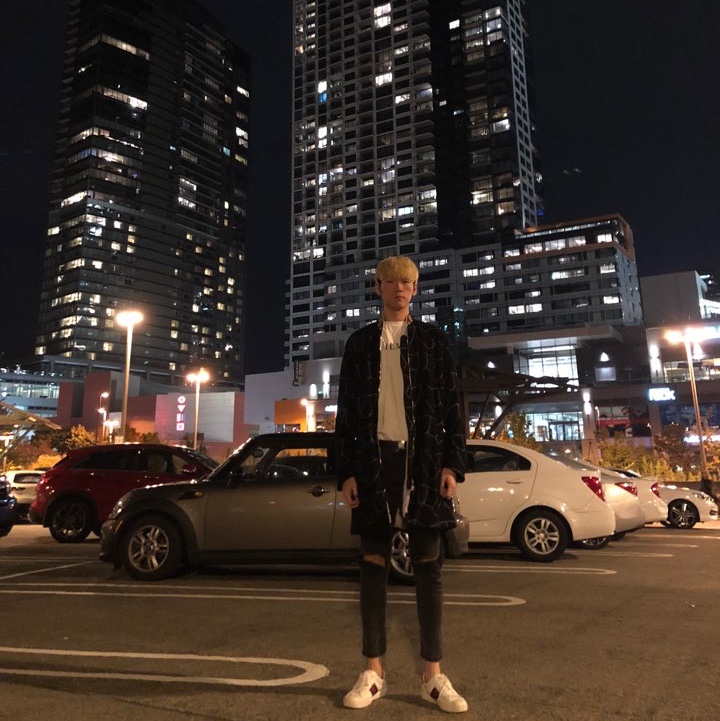 Balenciaga Track Sneakers White Orange 2019, Gucci Ace Tiger Embroidered Sneakers 착용 스타일 - 2