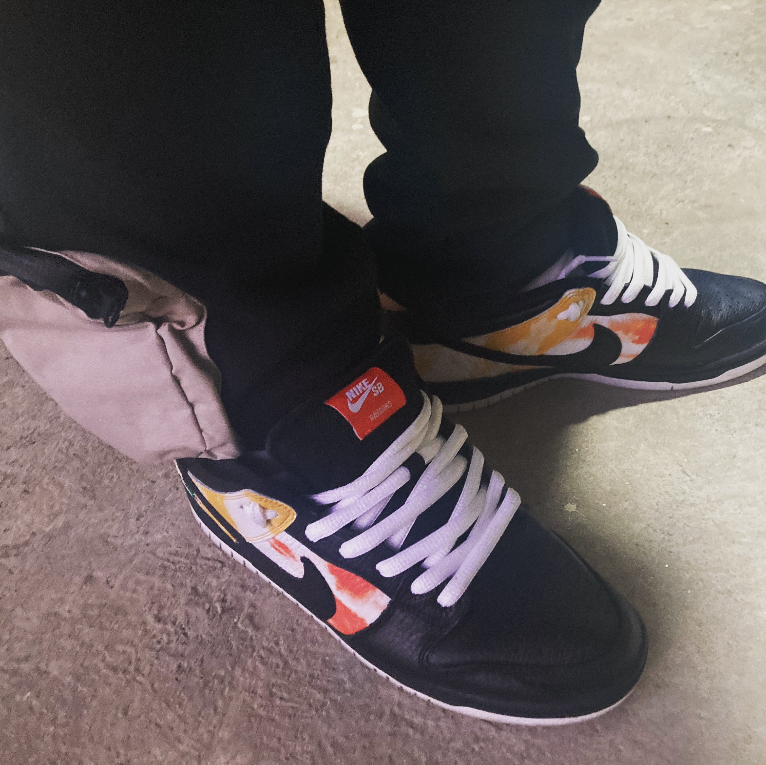 Nike SB Dunk Low Raygun Tie-Dye Black, Nike x Travis Scott NRG AG Utility Sweatpants Black 착용 스타일