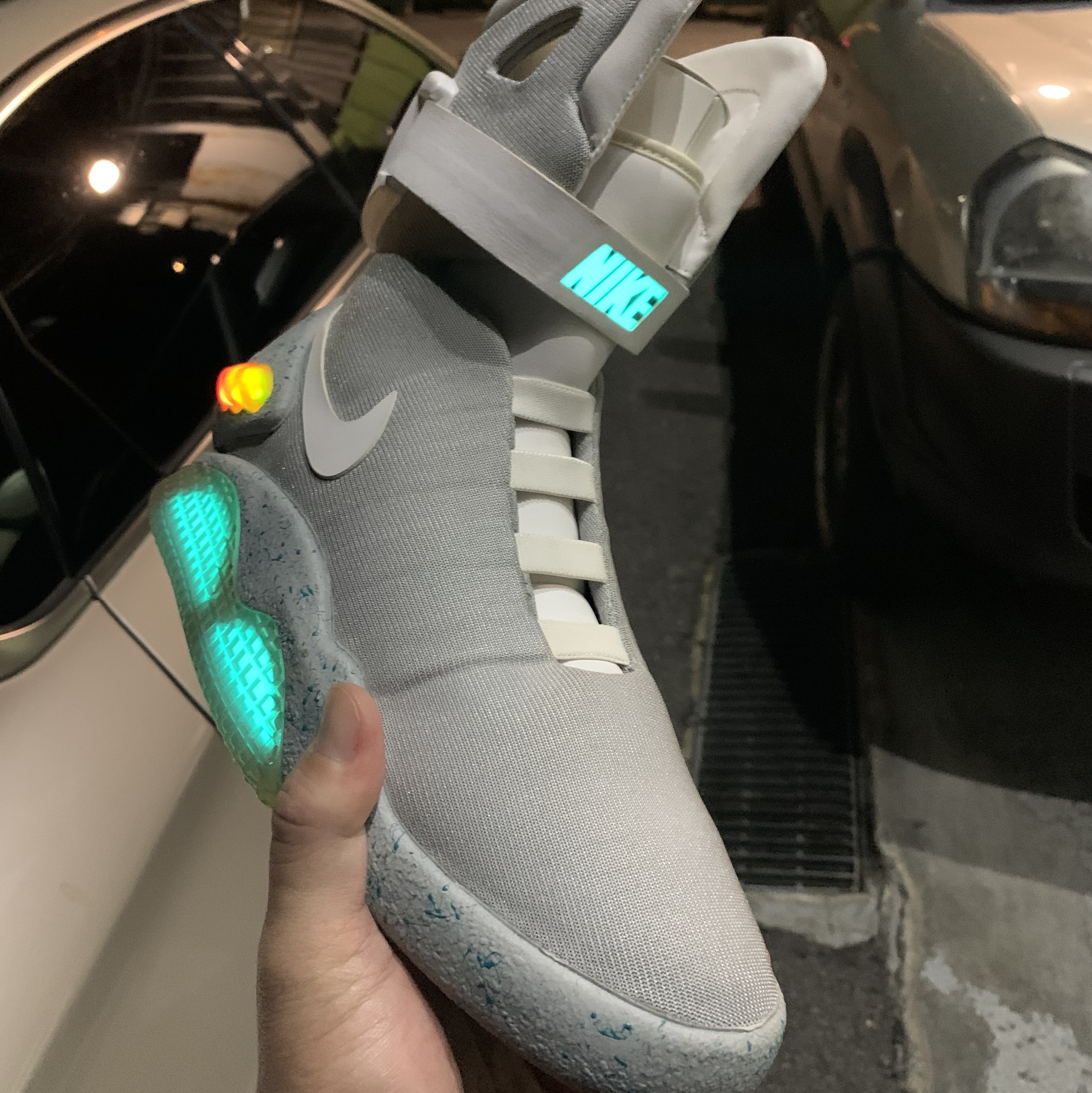 Nike MAG Back to the Future 2011 착용 스타일