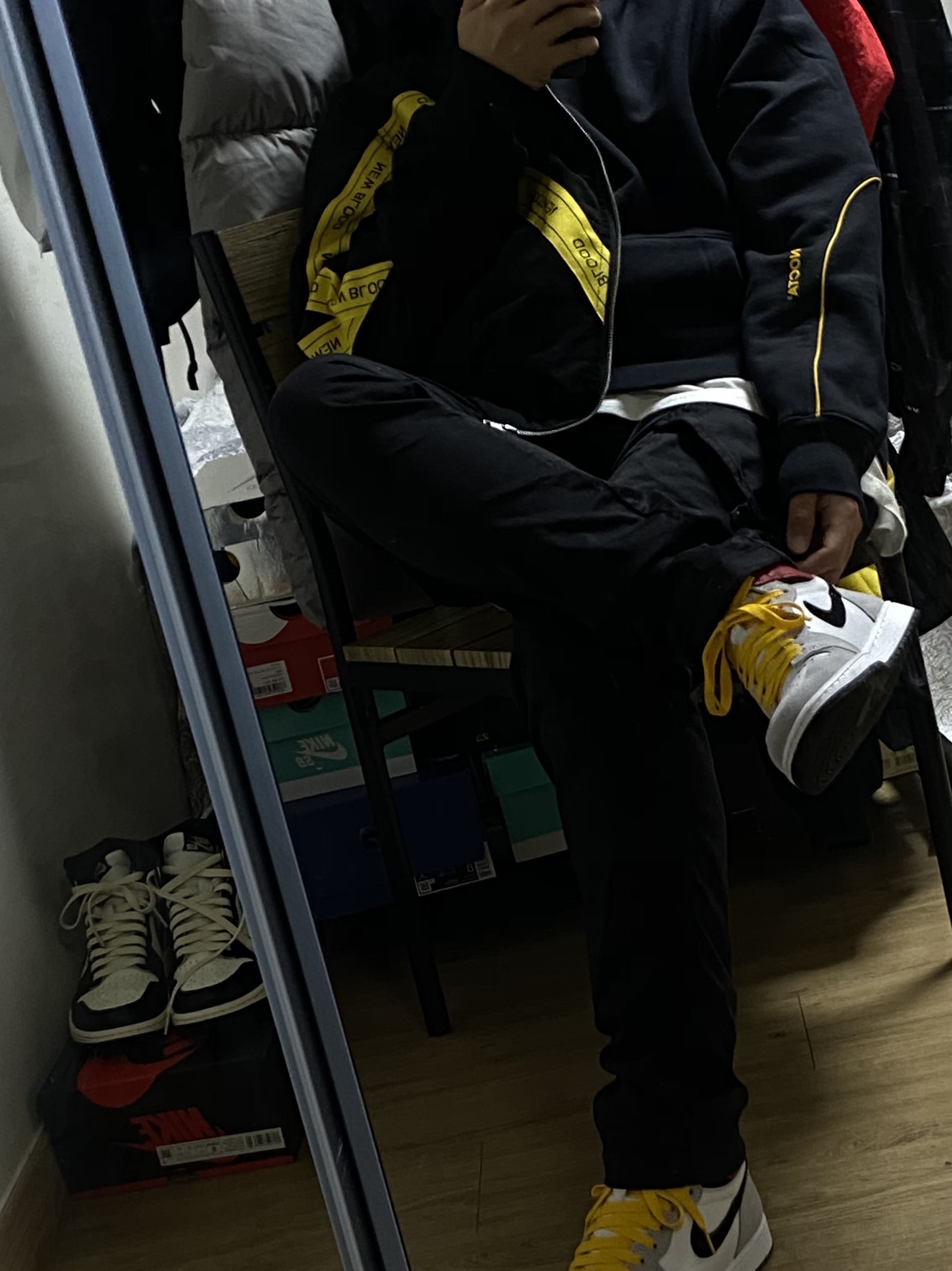 Jordan 1 Retro High OG Light Smoke Grey, Nike x Drake Nocta Essential Hoodie Black - Asia 착용 스타일