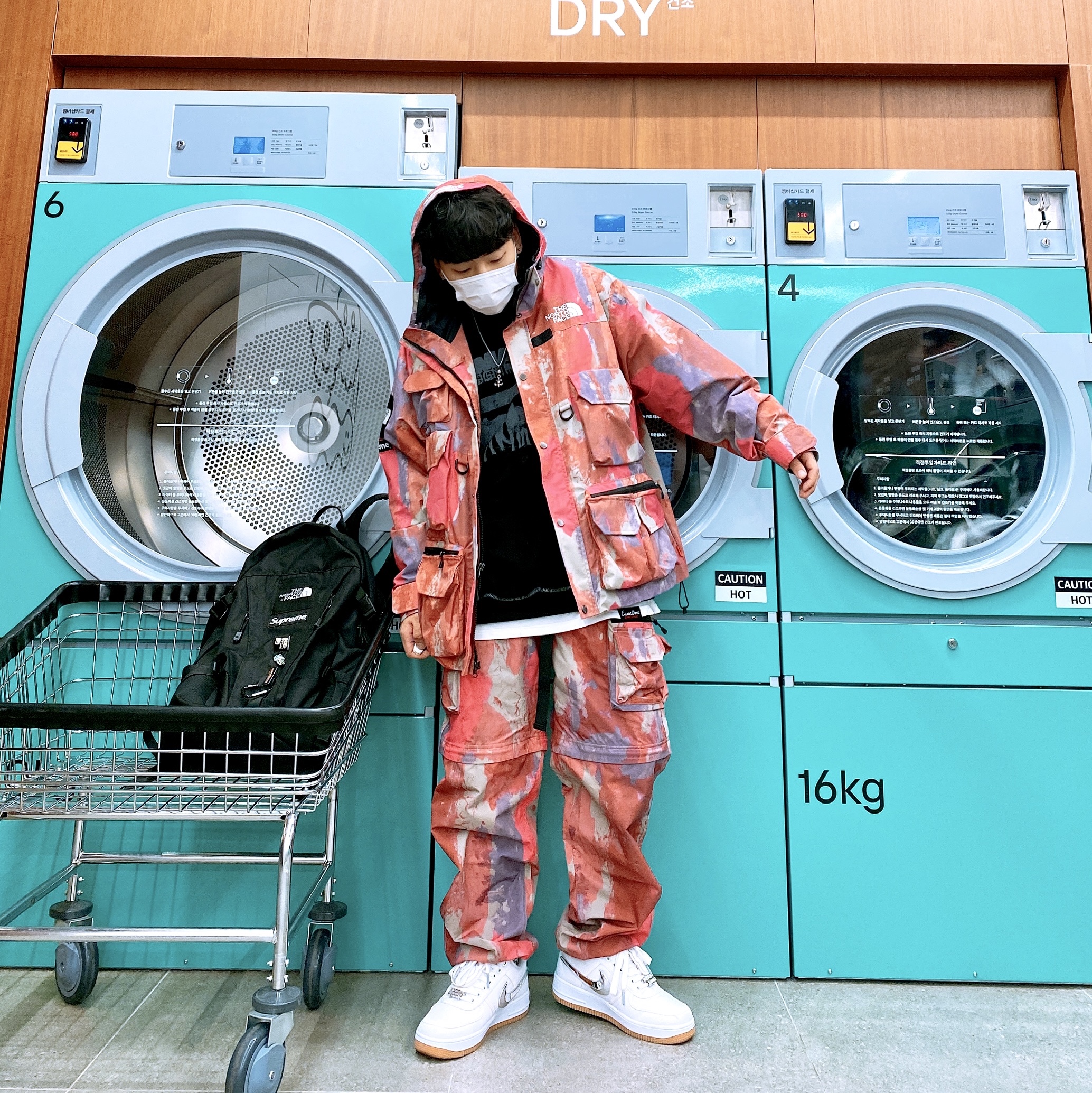 Nike x Travis Scott Air Force 1 Low White, Supreme x The North Face Cargo Jacket Multi-Color - 20SS 착용 스타일