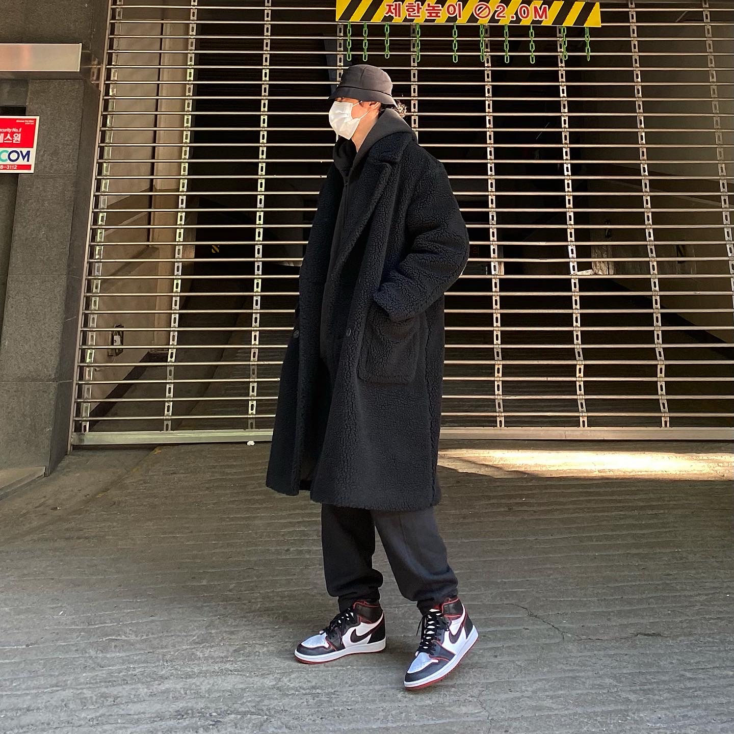 Jordan 1 Retro High OG Bloodline, Palace x Arc'teryx Sinsolo Hat Black - 20FW 착용 스타일 - 3