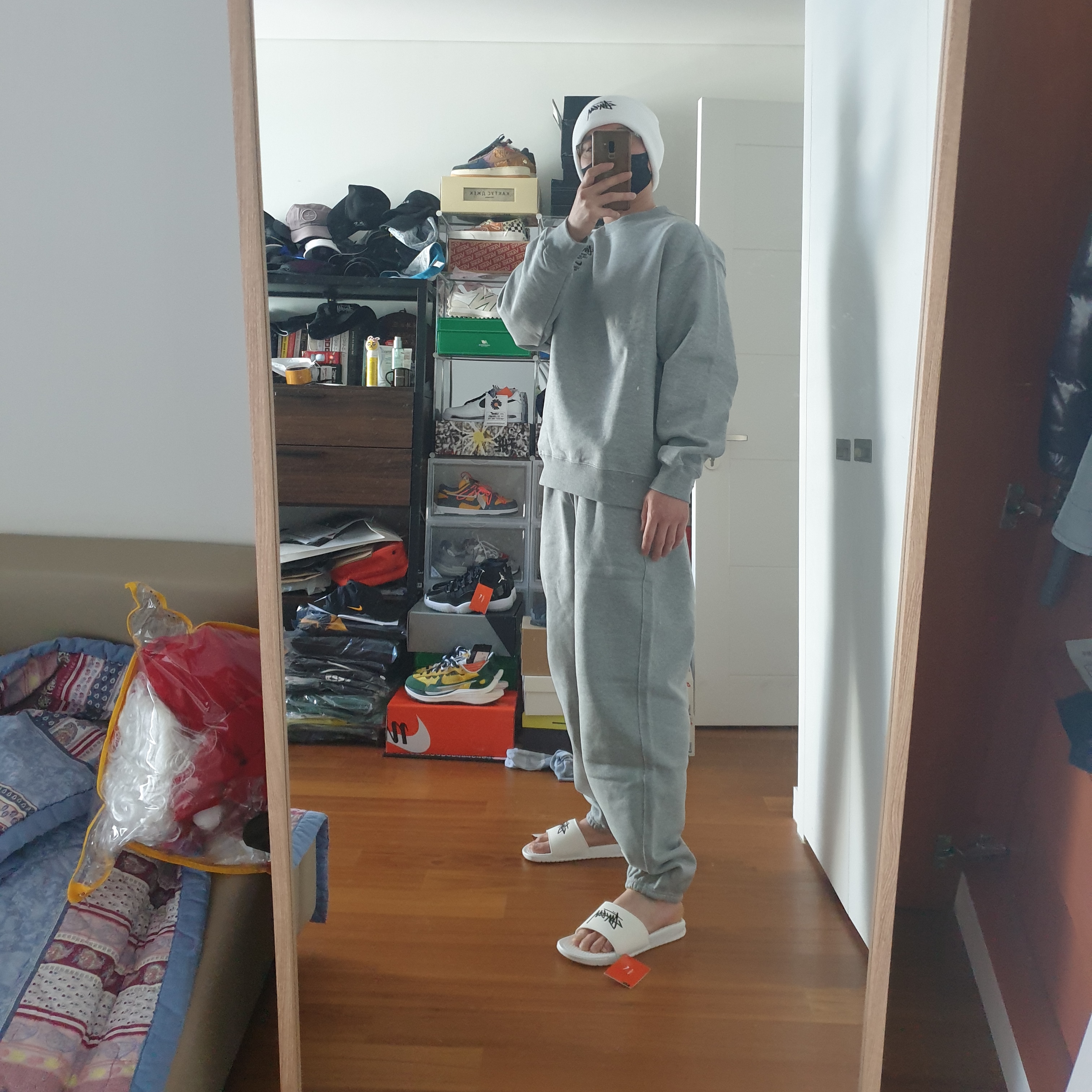 Nike x Stussy Cuff Beanie White, Nike x Stussy NRG BR Crew Fleece Grey 착용 스타일 - 1