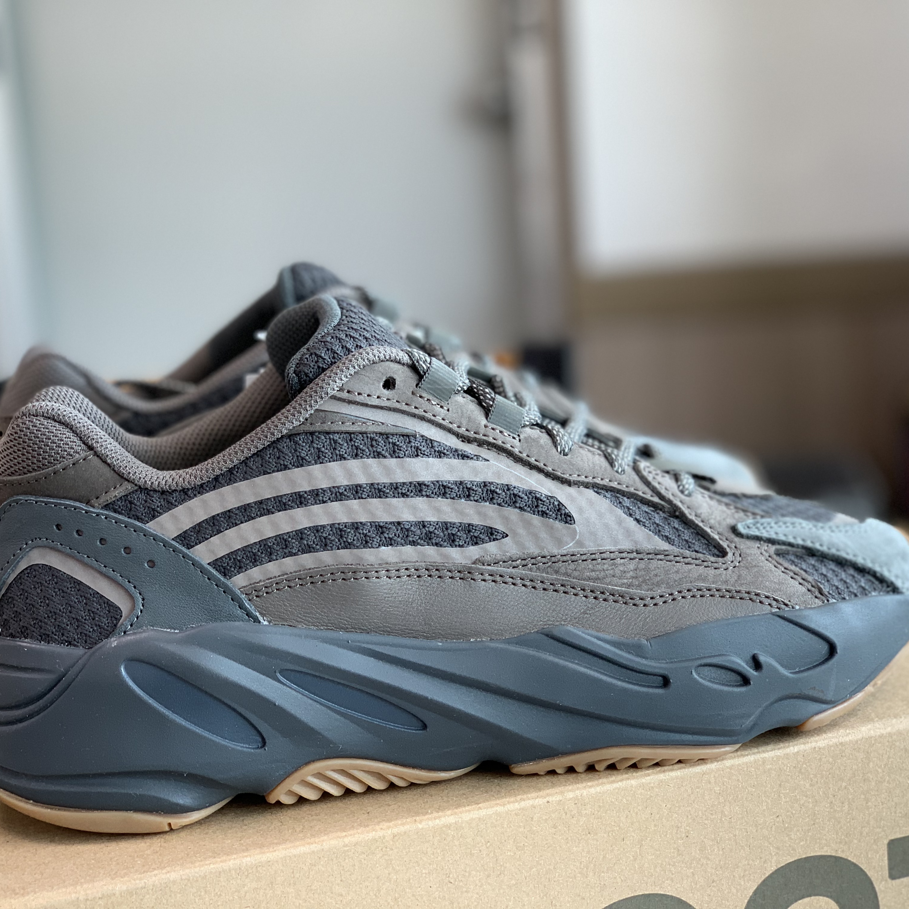 Adidas Yeezy Boost 700 V2 Geode, Balenciaga Speed Trainer Black White 2020 착용 스타일 - 1
